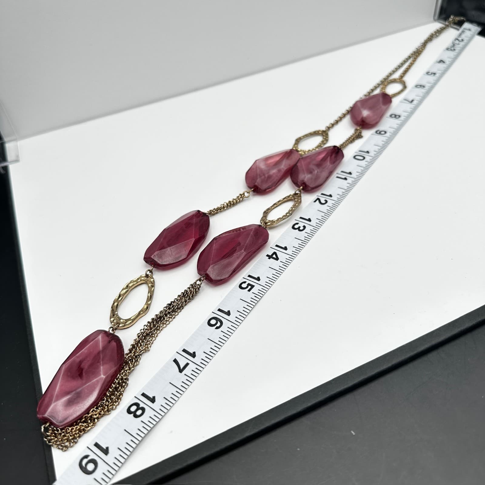 Vintage Y2K Chunky Burgundy Stone Resin Necklace Gold Tone Hammered Links - Thumbnail 11