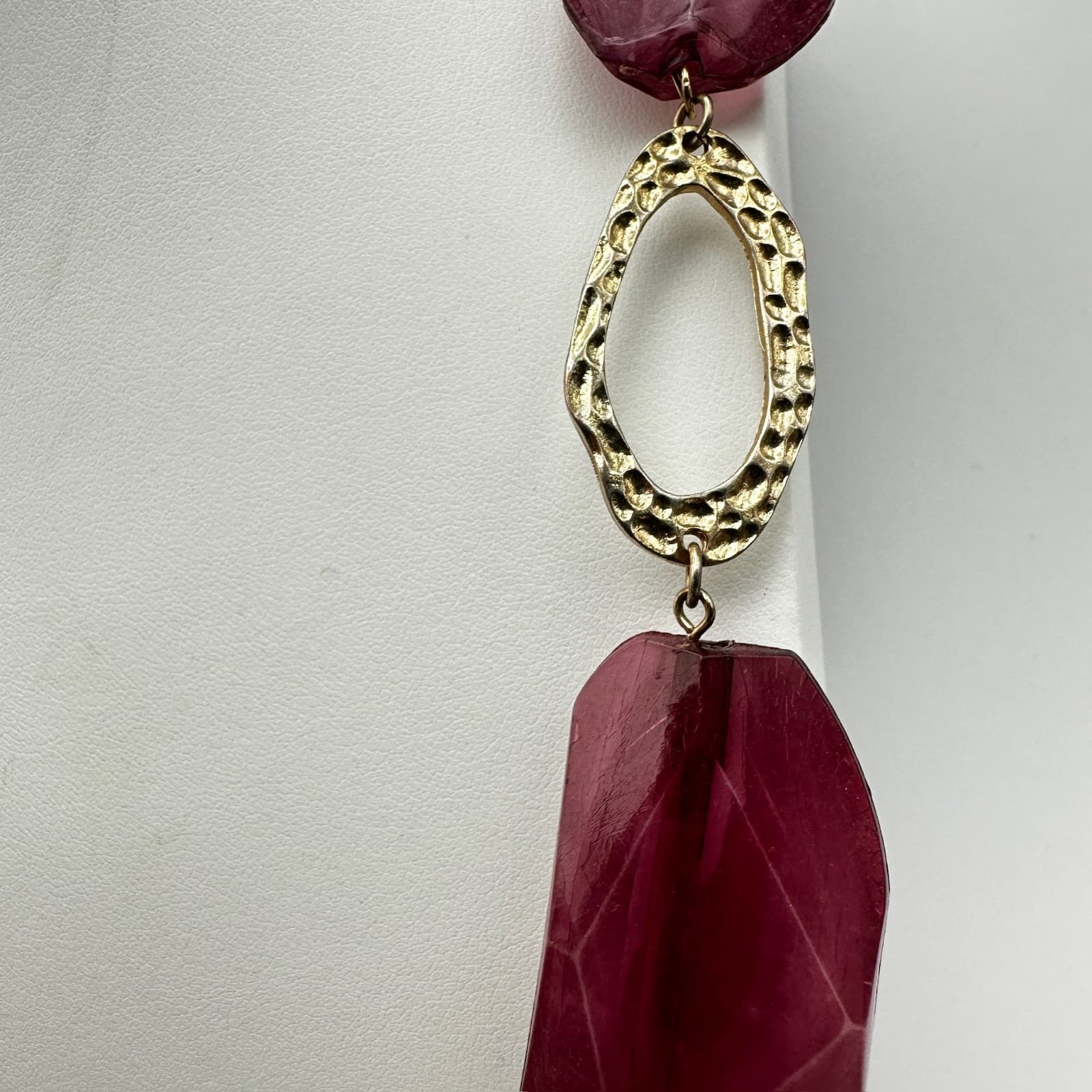 Vintage Y2K Chunky Burgundy Stone Resin Necklace Gold Tone Hammered Links - Thumbnail 8