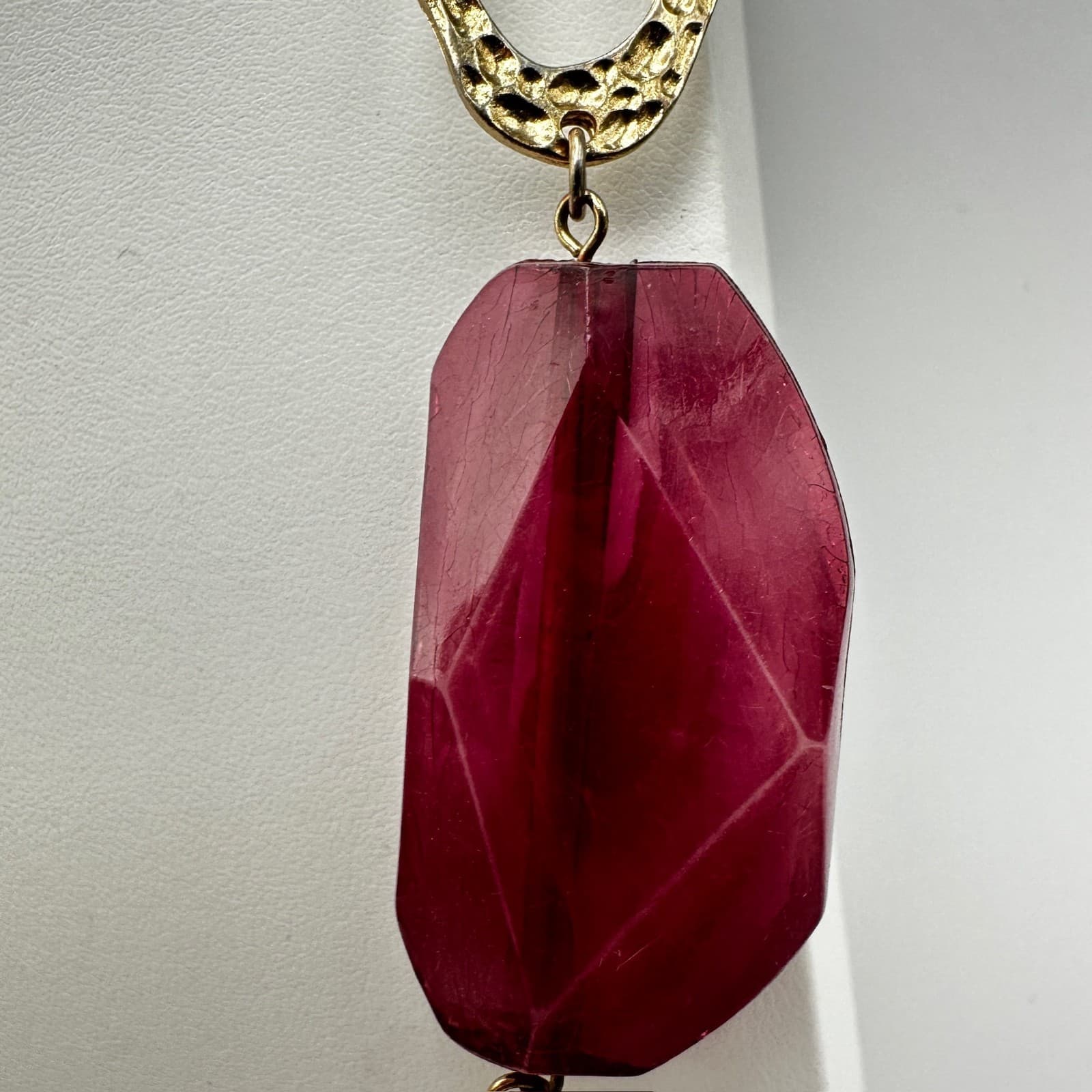 Vintage Y2K Chunky Burgundy Stone Resin Necklace Gold Tone Hammered Links - Thumbnail 7