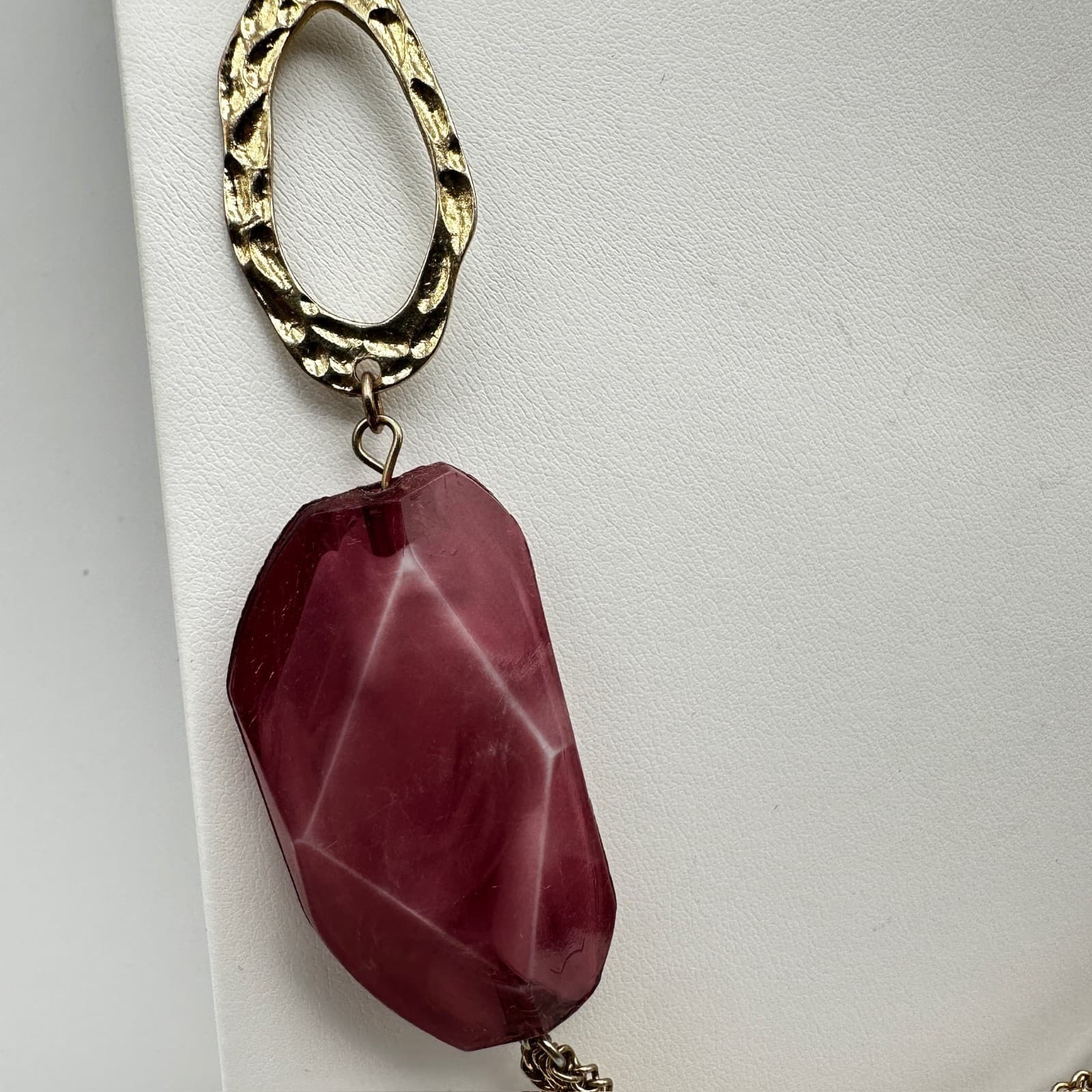 Vintage Y2K Chunky Burgundy Stone Resin Necklace Gold Tone Hammered Links - Thumbnail 3