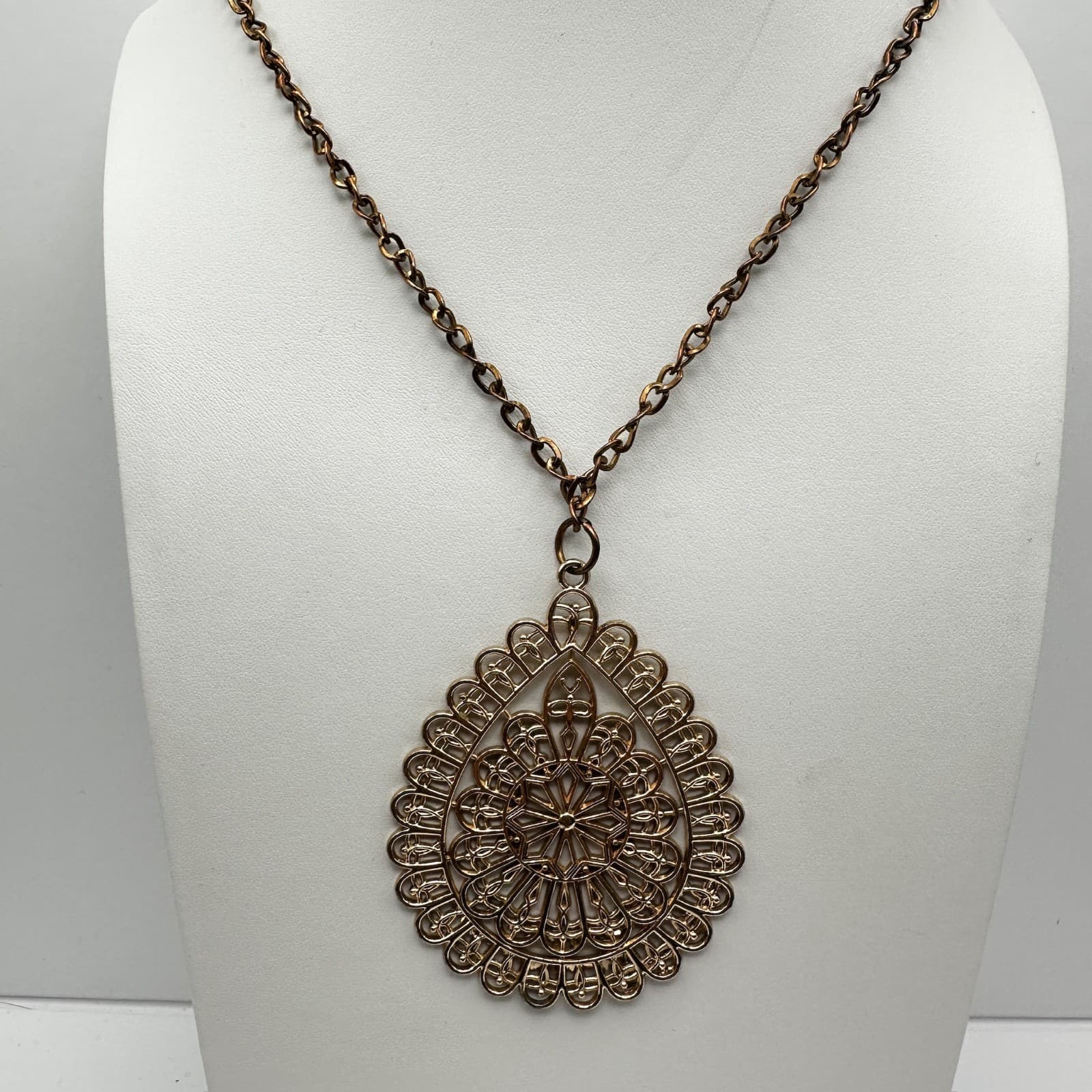 Vintage Gold Tone Filigree Teardrop Pendant Necklace Lobster Clasp Boho Jewelry - Image 1