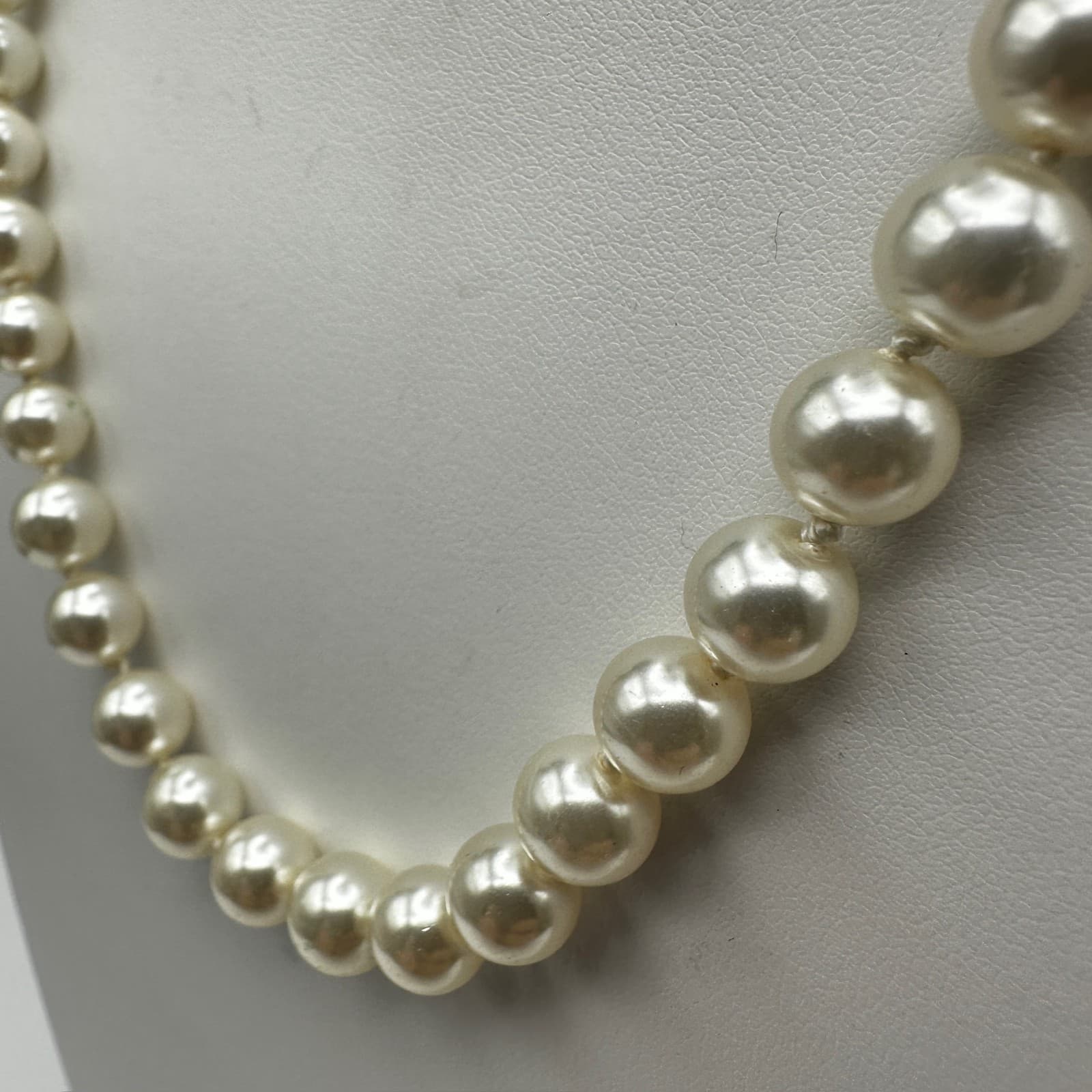 Vintage 90s Faux Pearl Strand Necklace Ornate Brass Filigree Clasp Jewelry - Thumbnail 8