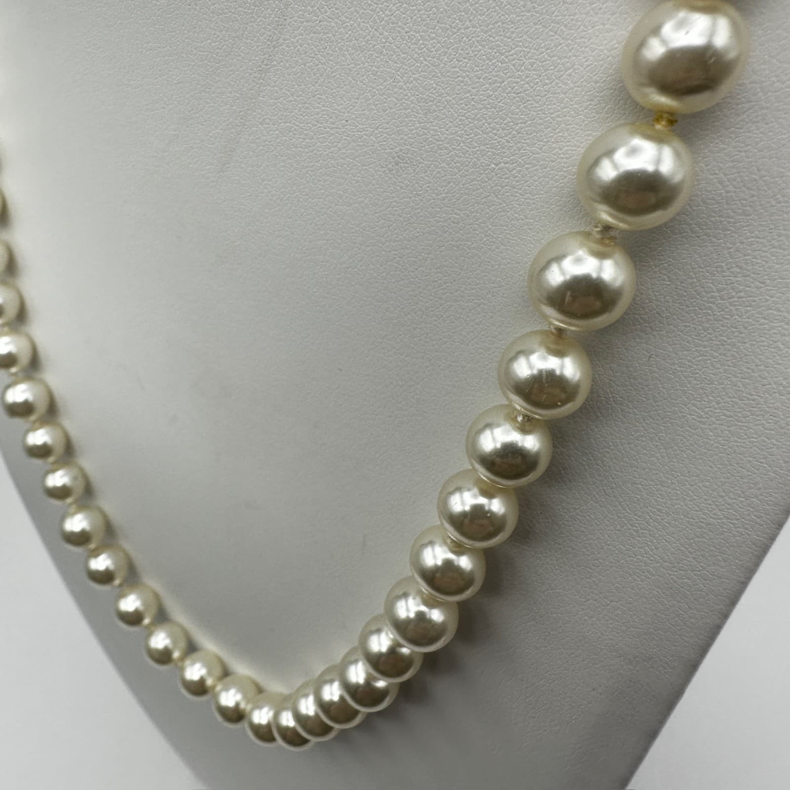 Vintage 90s Faux Pearl Strand Necklace Ornate Brass Filigree Clasp Jewelry - Thumbnail 10