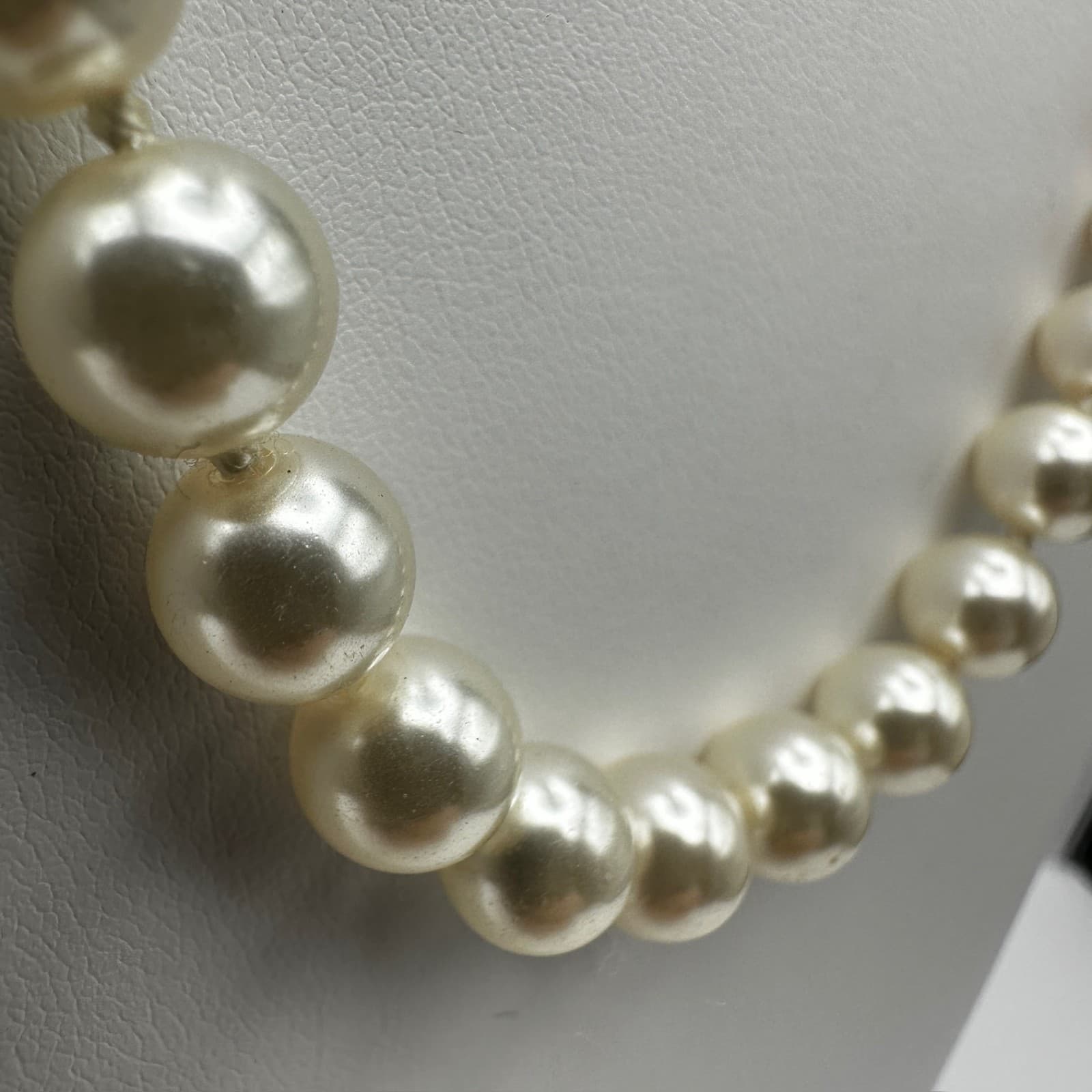 Vintage 90s Faux Pearl Strand Necklace Ornate Brass Filigree Clasp Jewelry - Thumbnail 7