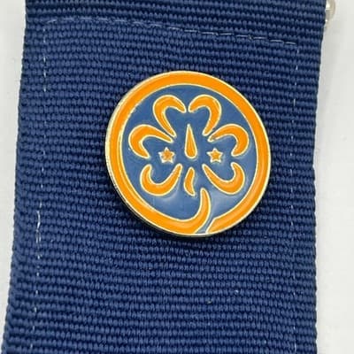 Vintage Girl Scout WAGGGS Blue Ribbon Badge Trefoil Pin Enamel World Association - Thumbnail 2