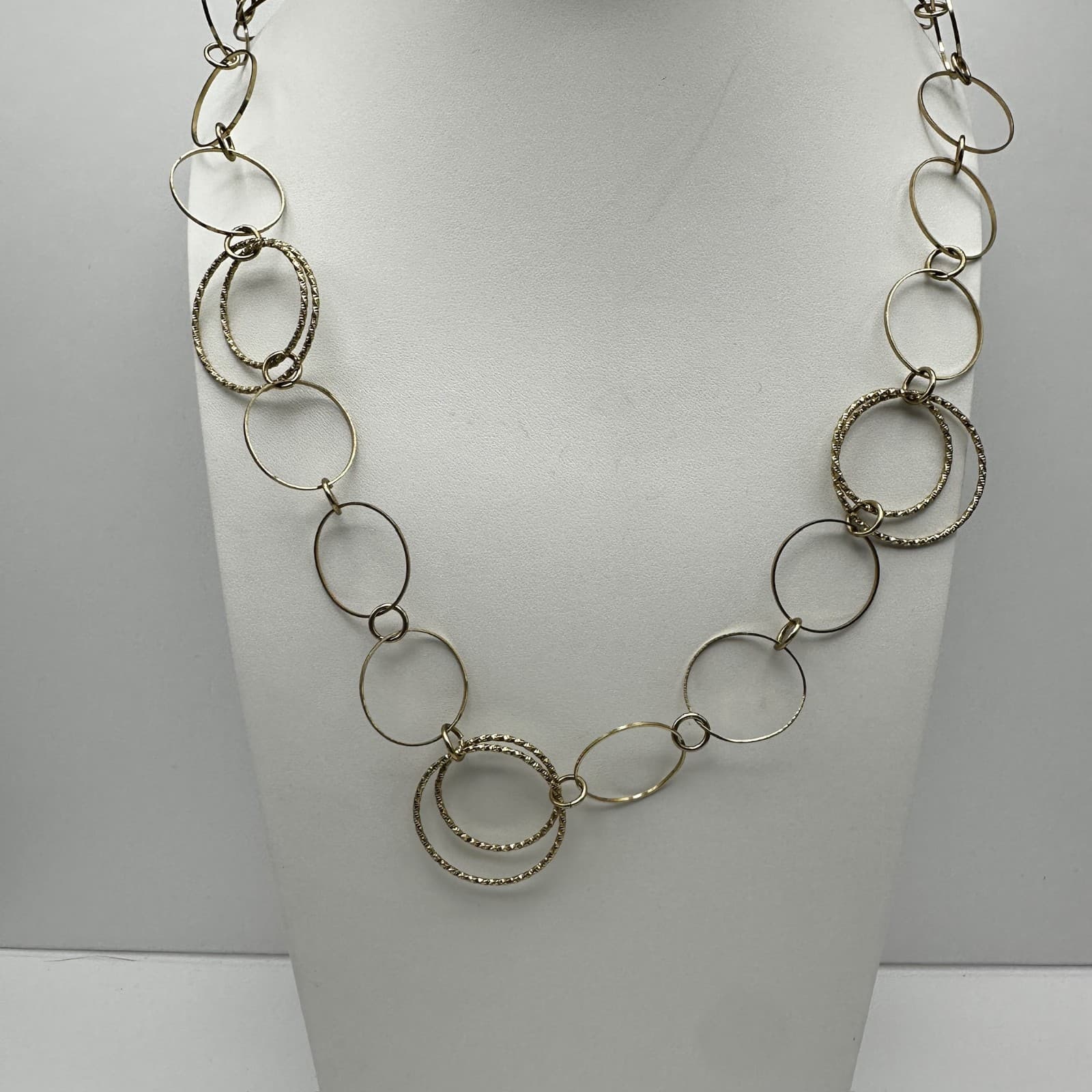 Vintage 90s Women's Gold Tone Interlocking Circle Link Statement Necklace - Image 1