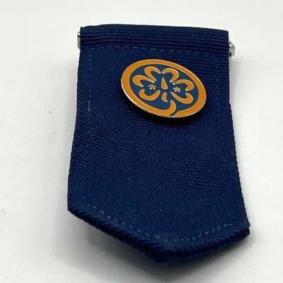 Vintage Girl Scout WAGGGS Blue Ribbon Badge Trefoil Pin Enamel World Association - Thumbnail 3