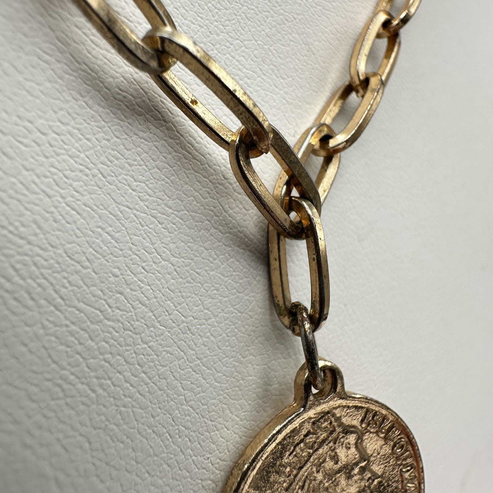 Vintage 90s Isle of Man Elizabeth Coin Pendant Necklace Gold Tone Paperclip - Thumbnail 6