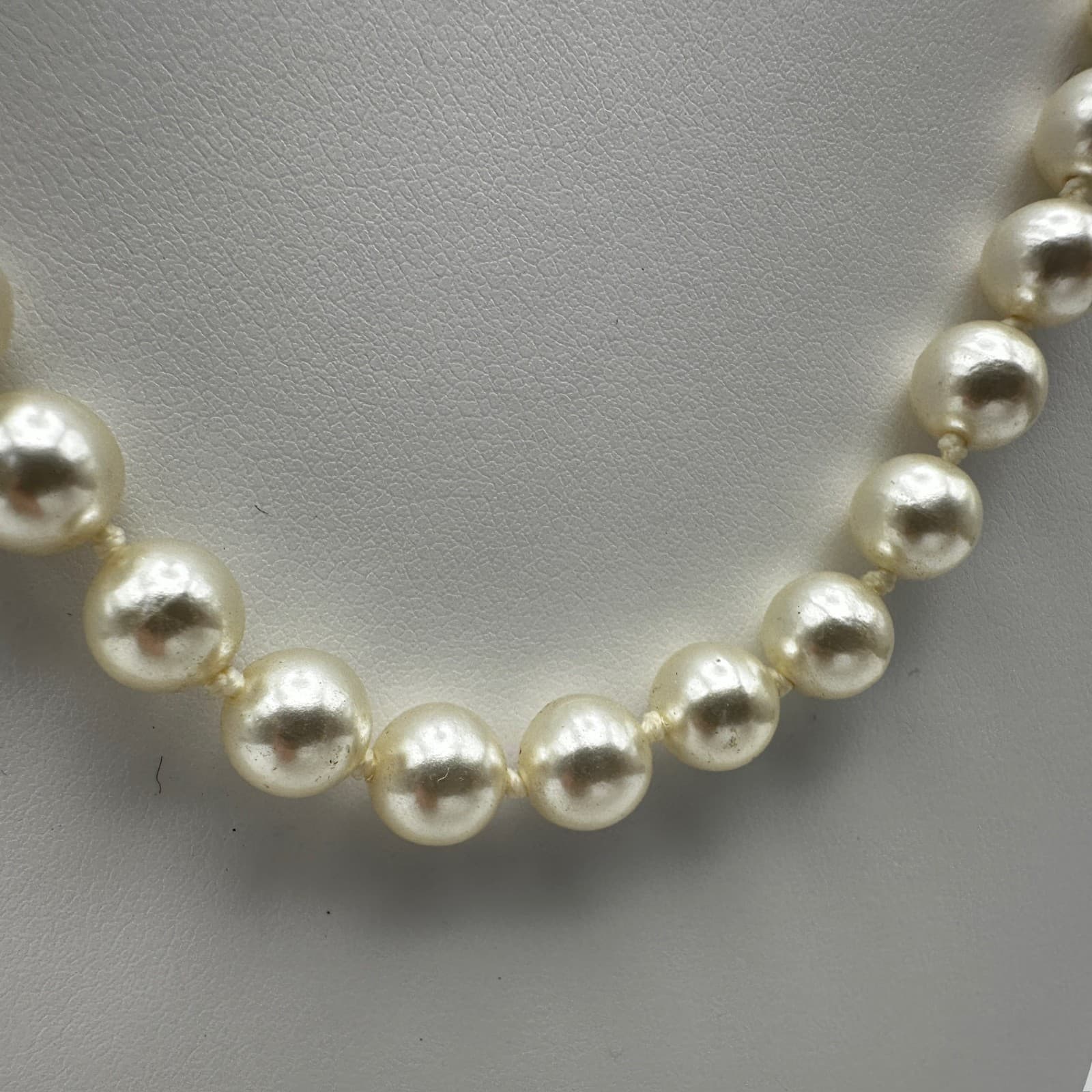 Vintage 90s White Faux Pearl Strand Beaded Necklace Gold Tone Classic Jewelry - Thumbnail 3