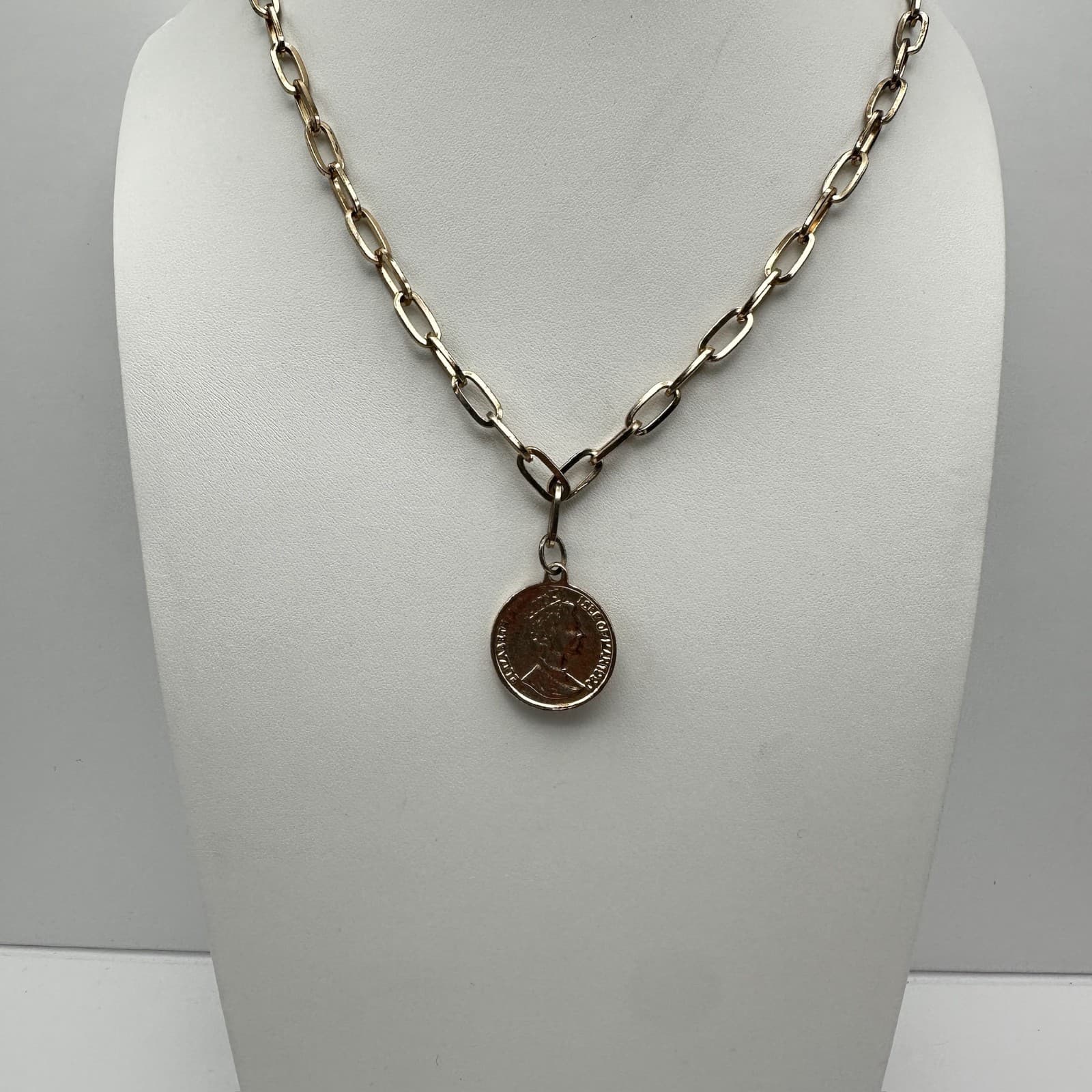 Vintage 90s Isle of Man Elizabeth Coin Pendant Necklace Gold Tone Paperclip - Thumbnail 2