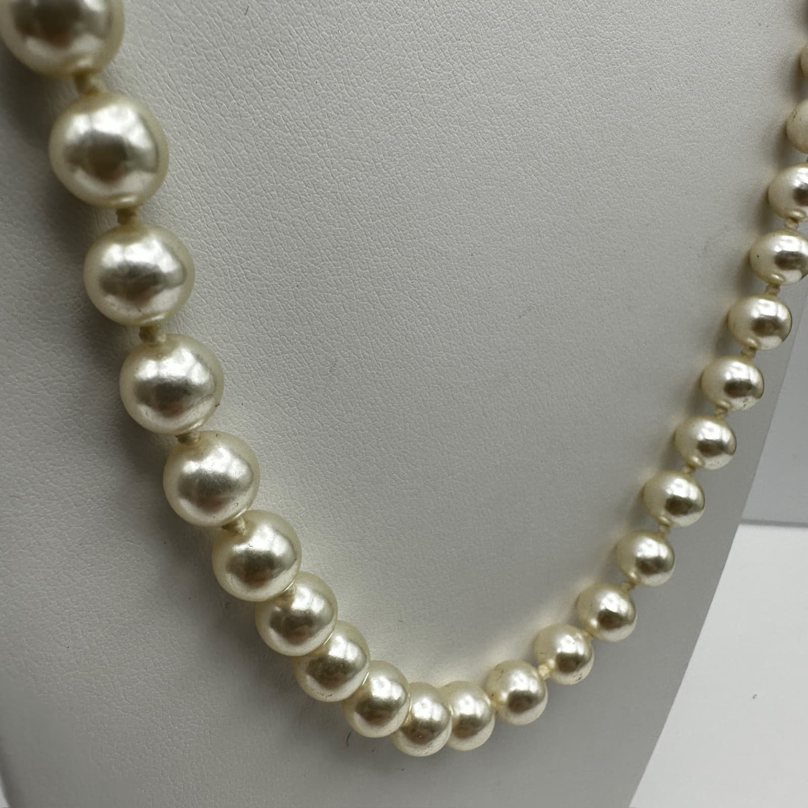 Vintage 90s White Faux Pearl Strand Beaded Necklace Gold Tone Classic Jewelry - Thumbnail 5