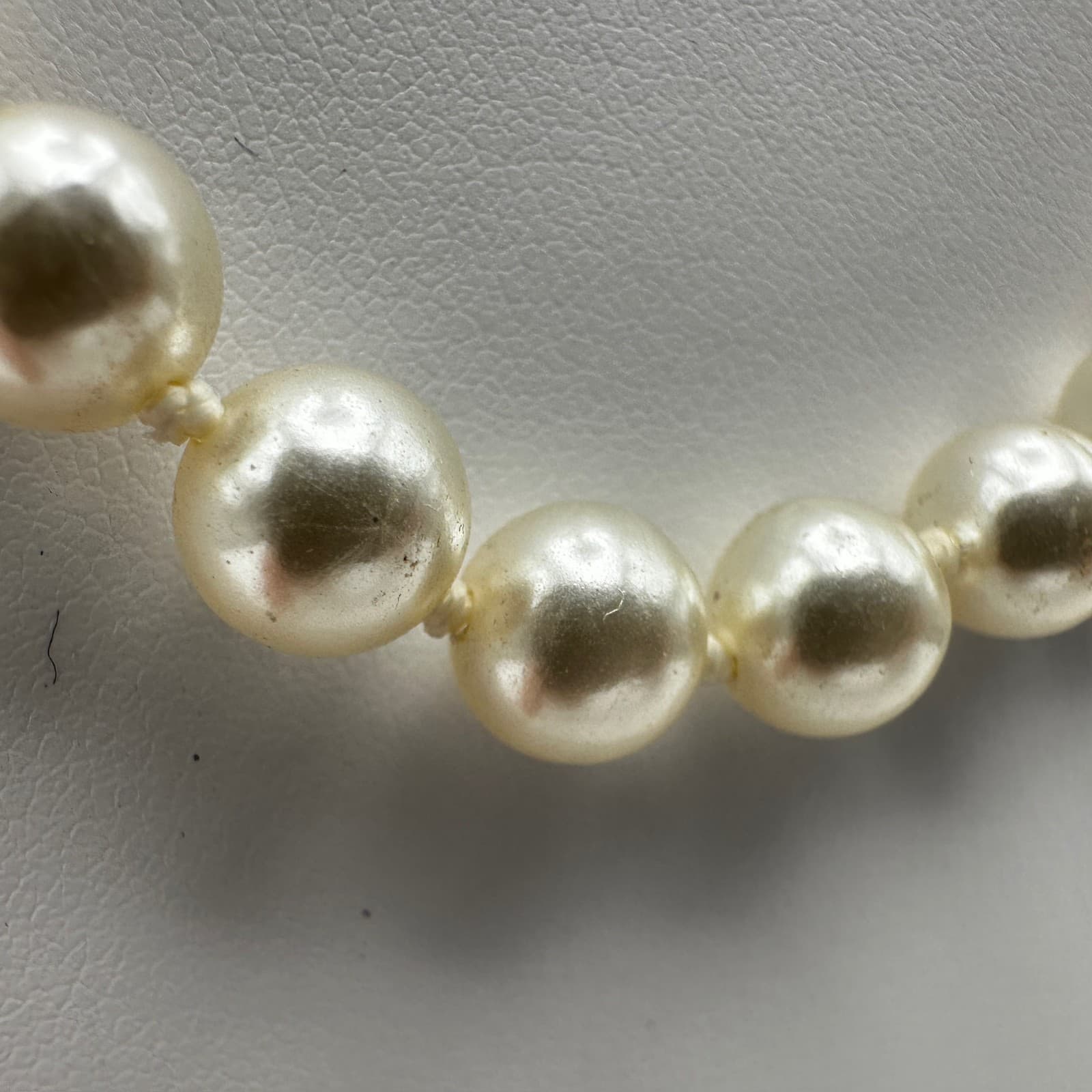 Vintage 90s White Faux Pearl Strand Beaded Necklace Gold Tone Classic Jewelry - Thumbnail 4