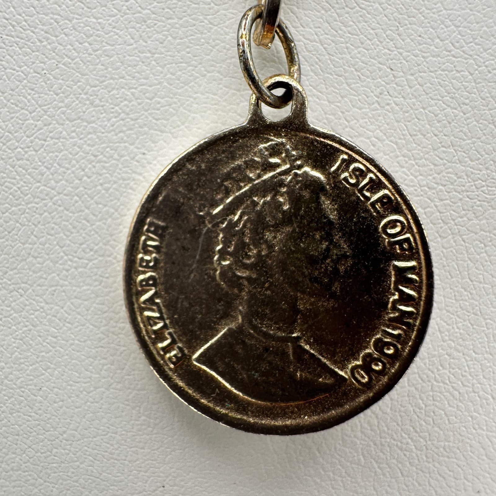 Vintage 90s Isle of Man Elizabeth Coin Pendant Necklace Gold Tone Paperclip - Thumbnail 3