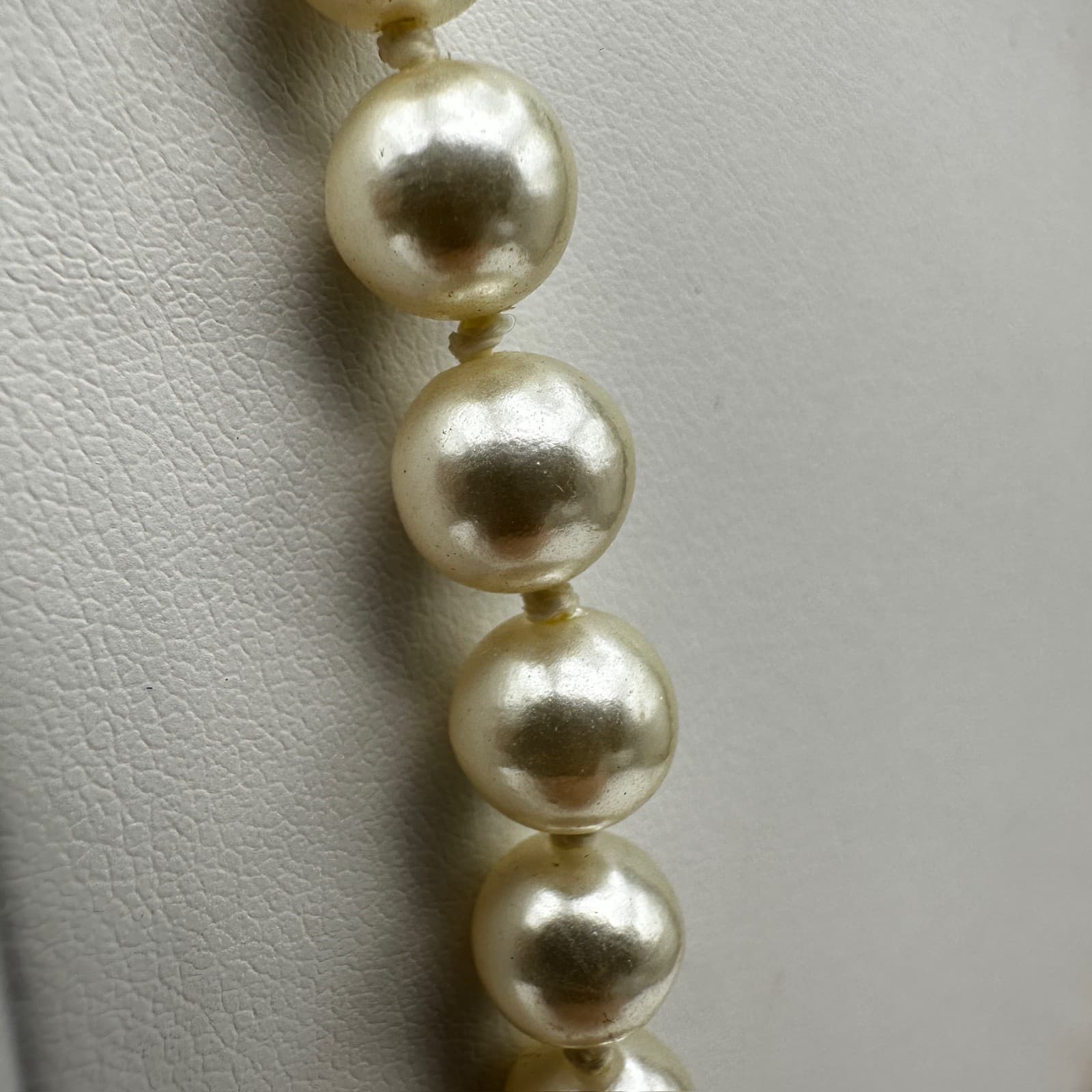 Vintage 90s White Faux Pearl Strand Beaded Necklace Gold Tone Classic Jewelry - Thumbnail 6