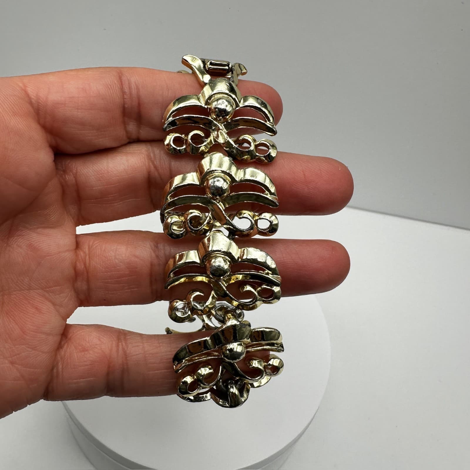 Vintage 80s Gold Tone Fleur De Lis Scroll Link Bracelet Women's Jewelry - Thumbnail 8