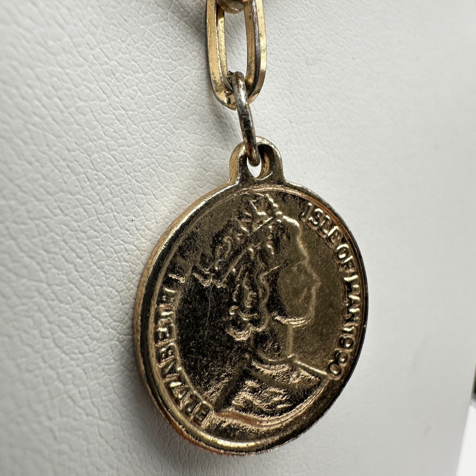 Vintage 90s Isle of Man Elizabeth Coin Pendant Necklace Gold Tone Paperclip - Thumbnail 5