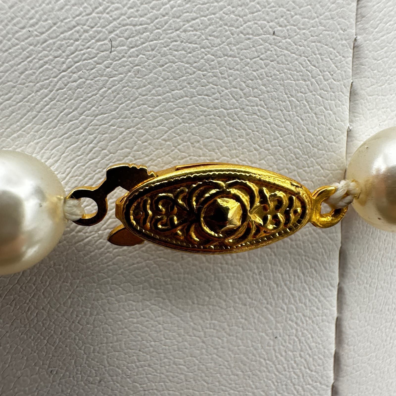 Vintage 90s White Faux Pearl Strand Beaded Necklace Gold Tone Classic Jewelry - Thumbnail 7