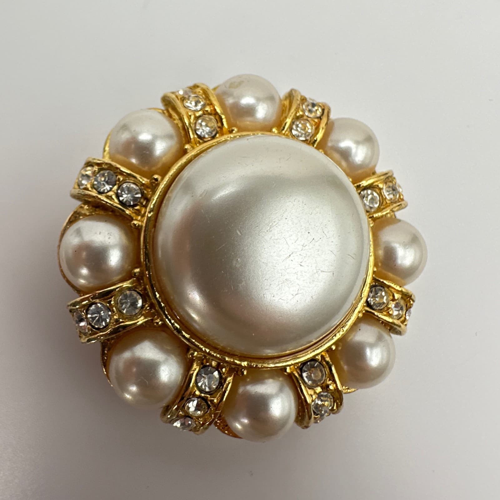 Vintage 90s Gold Tone Faux Pearl Rhinestone Halo Round Brooch Pin Jewelry - Thumbnail 6