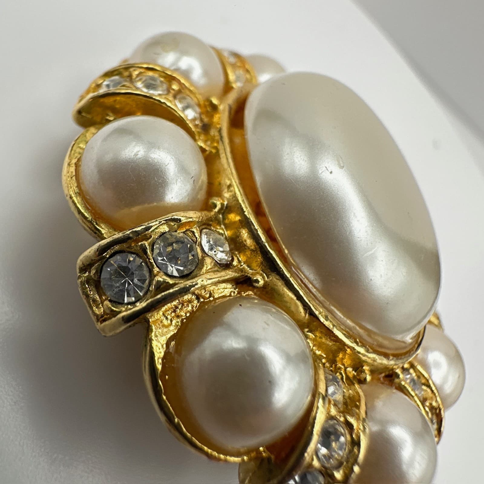 Vintage 90s Gold Tone Faux Pearl Rhinestone Halo Round Brooch Pin Jewelry - Thumbnail 5