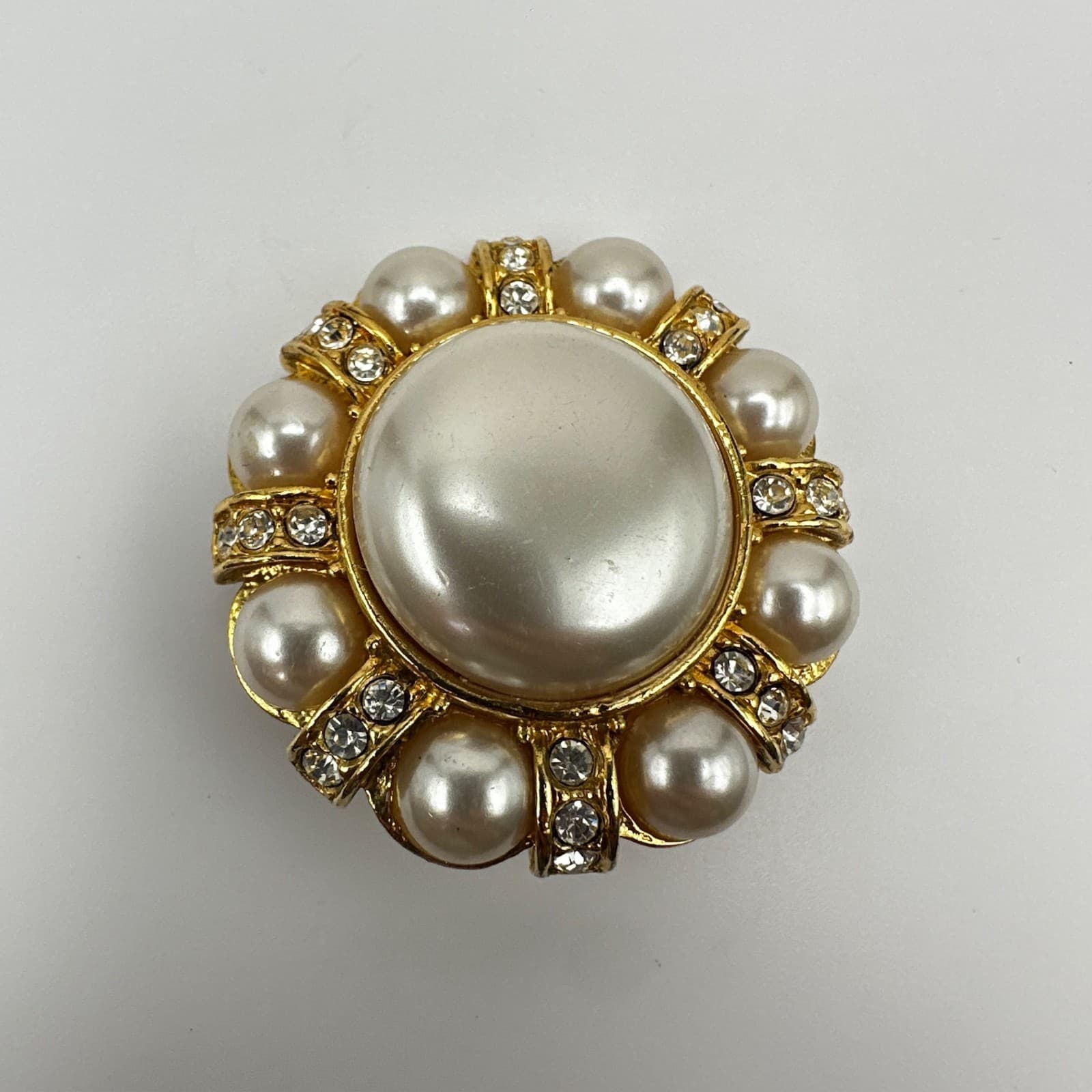 Vintage 90s Gold Tone Faux Pearl Rhinestone Halo Round Brooch Pin Jewelry - Thumbnail 3