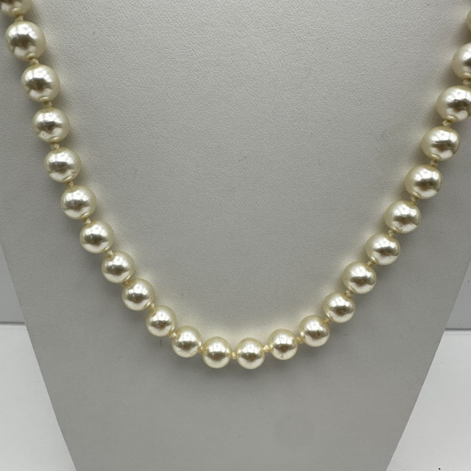 Vintage 90s White Faux Pearl Strand Beaded Necklace Gold Tone Classic Jewelry - Thumbnail 2