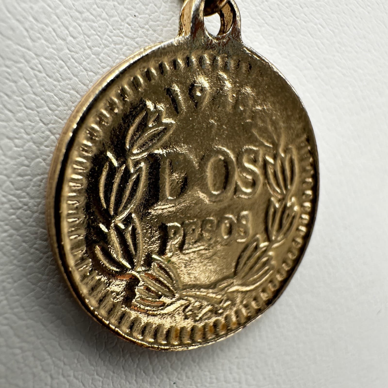 Vintage 90s Isle of Man Elizabeth Coin Pendant Necklace Gold Tone Paperclip - Thumbnail 8