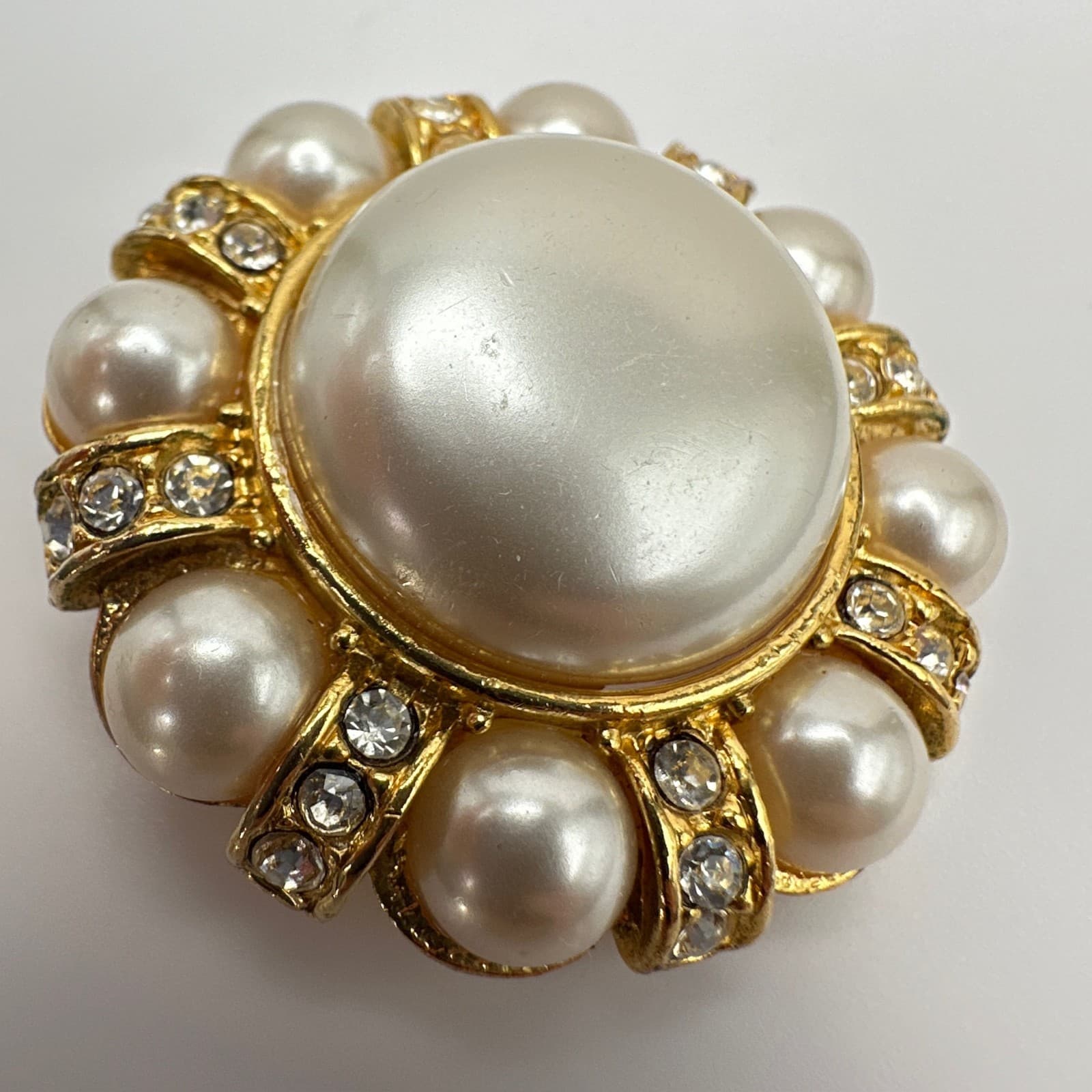 Vintage 90s Gold Tone Faux Pearl Rhinestone Halo Round Brooch Pin Jewelry - Thumbnail 2