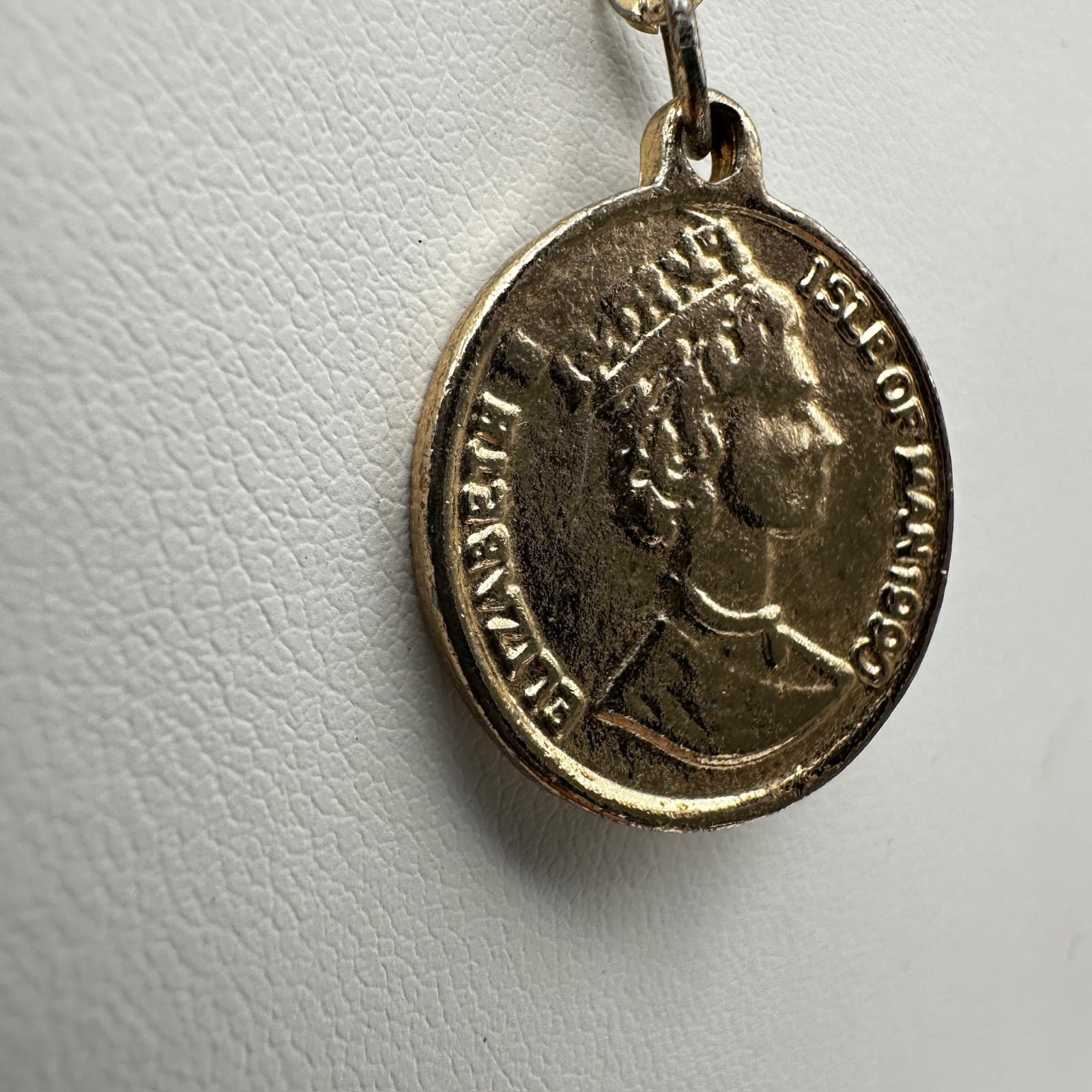 Vintage 90s Isle of Man Elizabeth Coin Pendant Necklace Gold Tone Paperclip - Thumbnail 4
