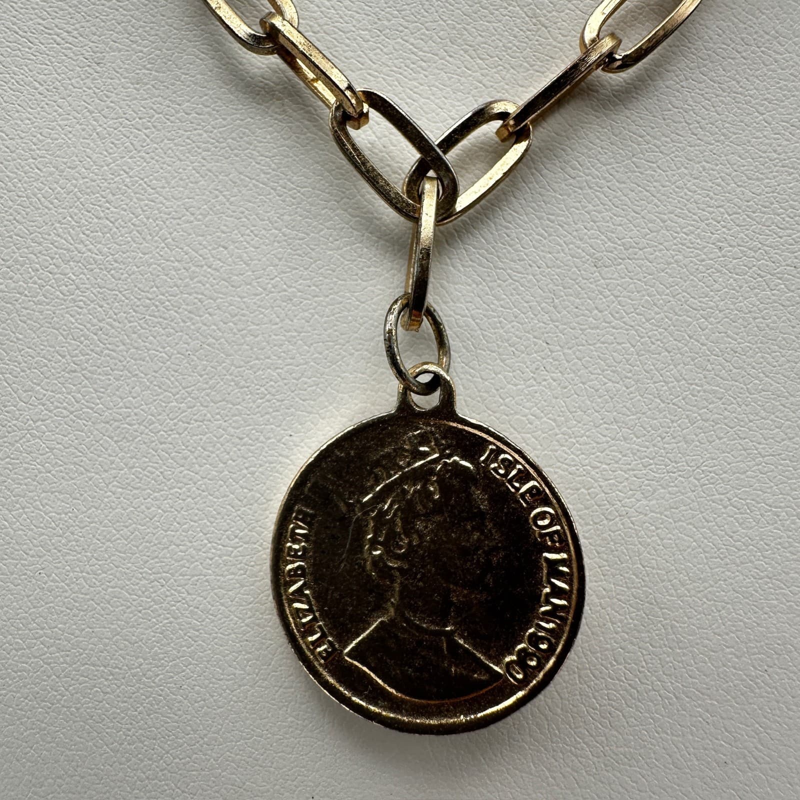 Vintage 90s Isle of Man Elizabeth Coin Pendant Necklace Gold Tone Paperclip - Image 1