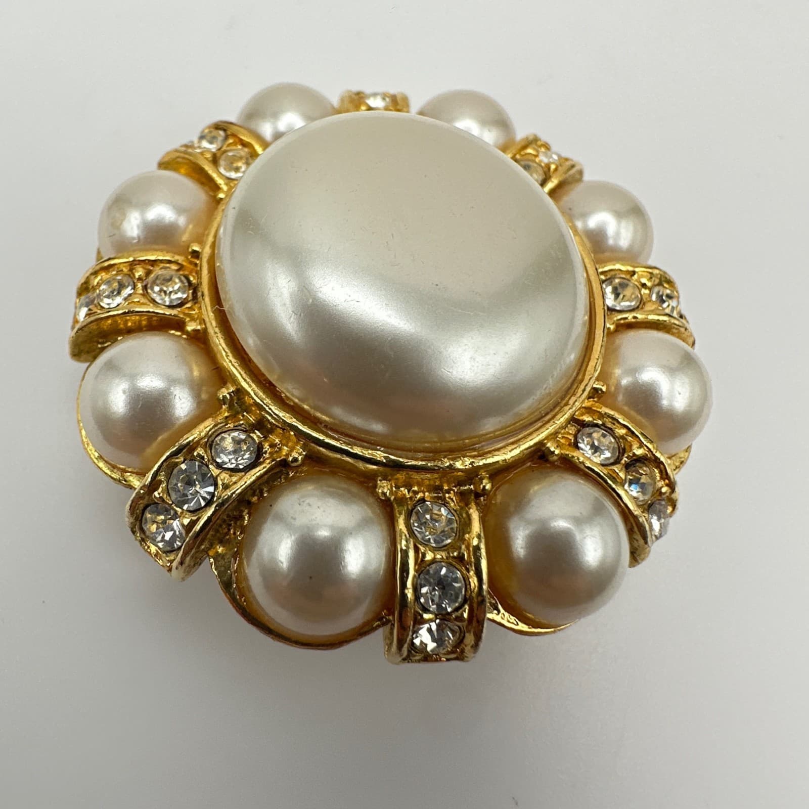 Vintage 90s Gold Tone Faux Pearl Rhinestone Halo Round Brooch Pin Jewelry - Thumbnail 4