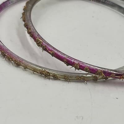 Vintage Set of 3 Glass Bangles Pink Blue Clear Gold Floral Tinsel Detail Size 7 - Thumbnail 3