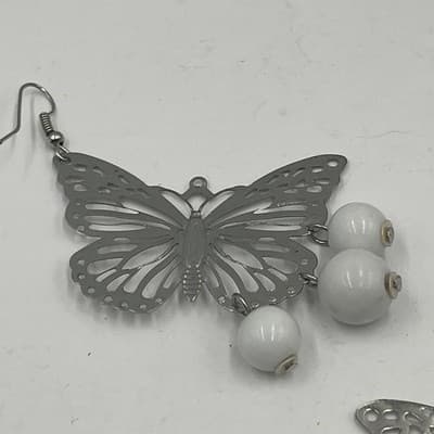 VTG Silver Tone Filigree Butterfly Dangle Earrings White Beads Charms Whimsical - Thumbnail 3
