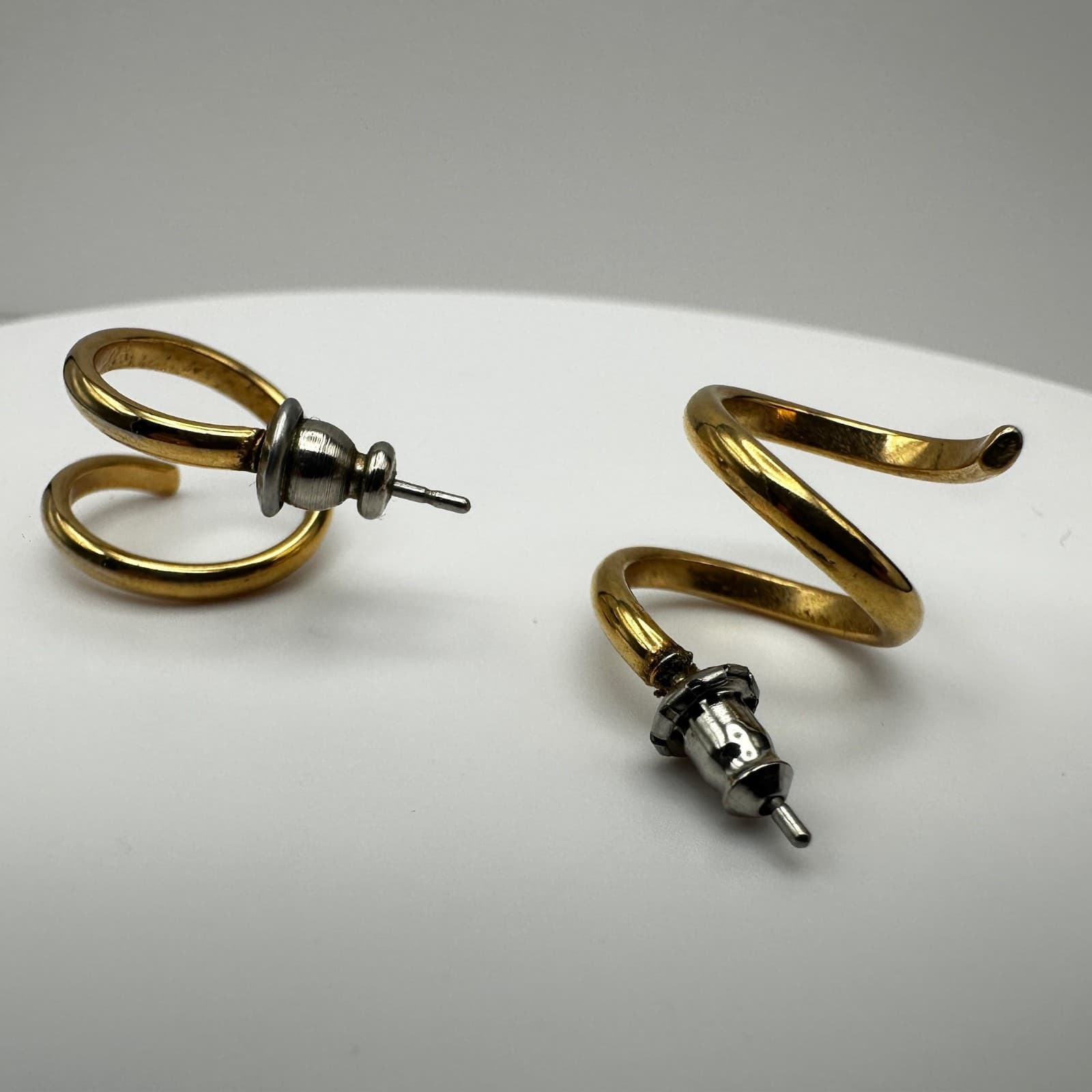 Vintage 90s Gold Tone Spiral Twirl Hoop Earrings Modernist Stud Women's Jewelry - Thumbnail 2