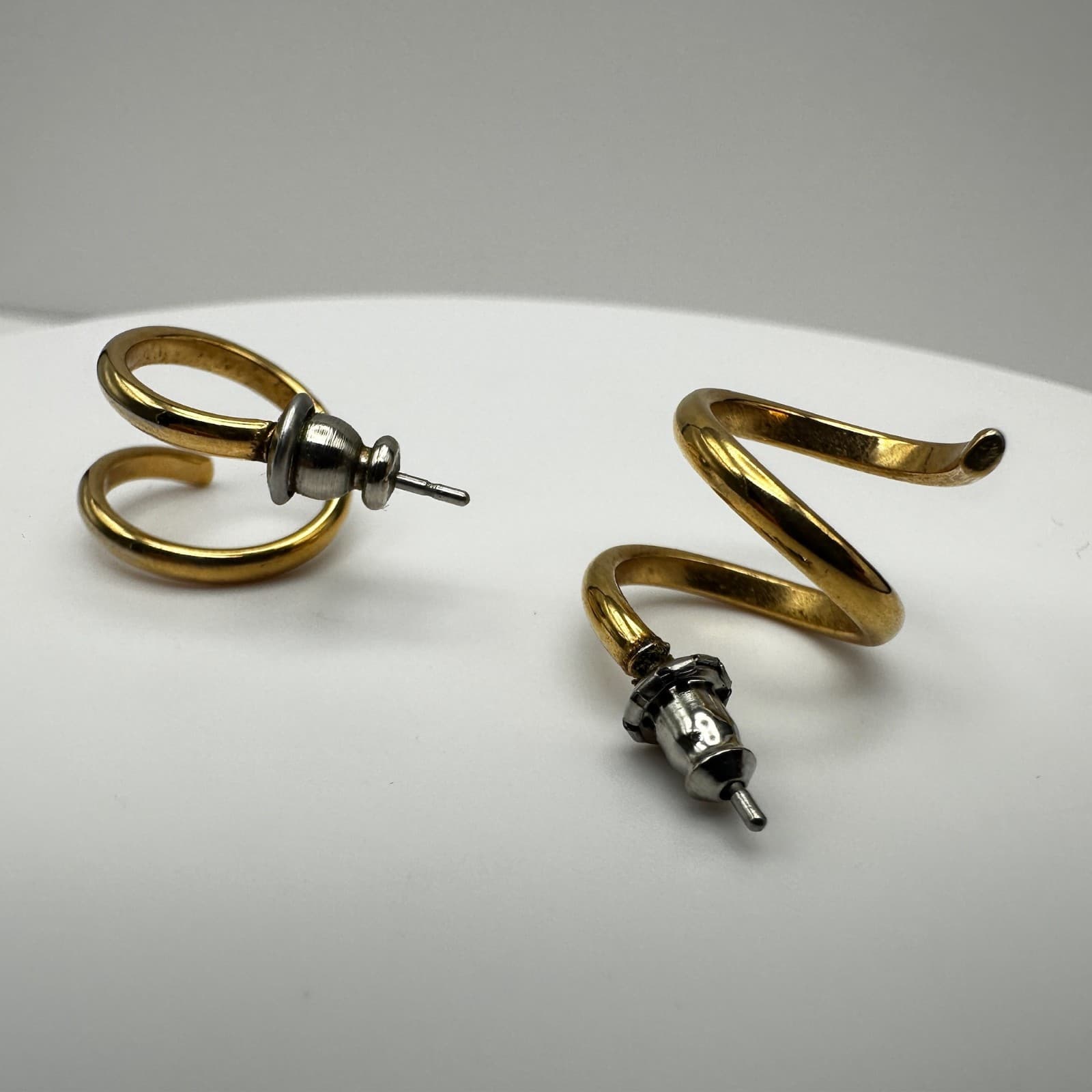 Vintage 90s Gold Tone Spiral Twirl Hoop Earrings Modernist Stud Women's Jewelry - Thumbnail 7