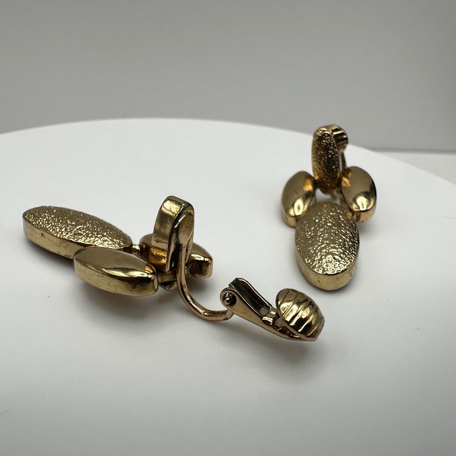 Vintage 80s 90s Gold Tone Textured Oval Drop Clip On Earrings Fashion Jewelry - Thumbnail 4