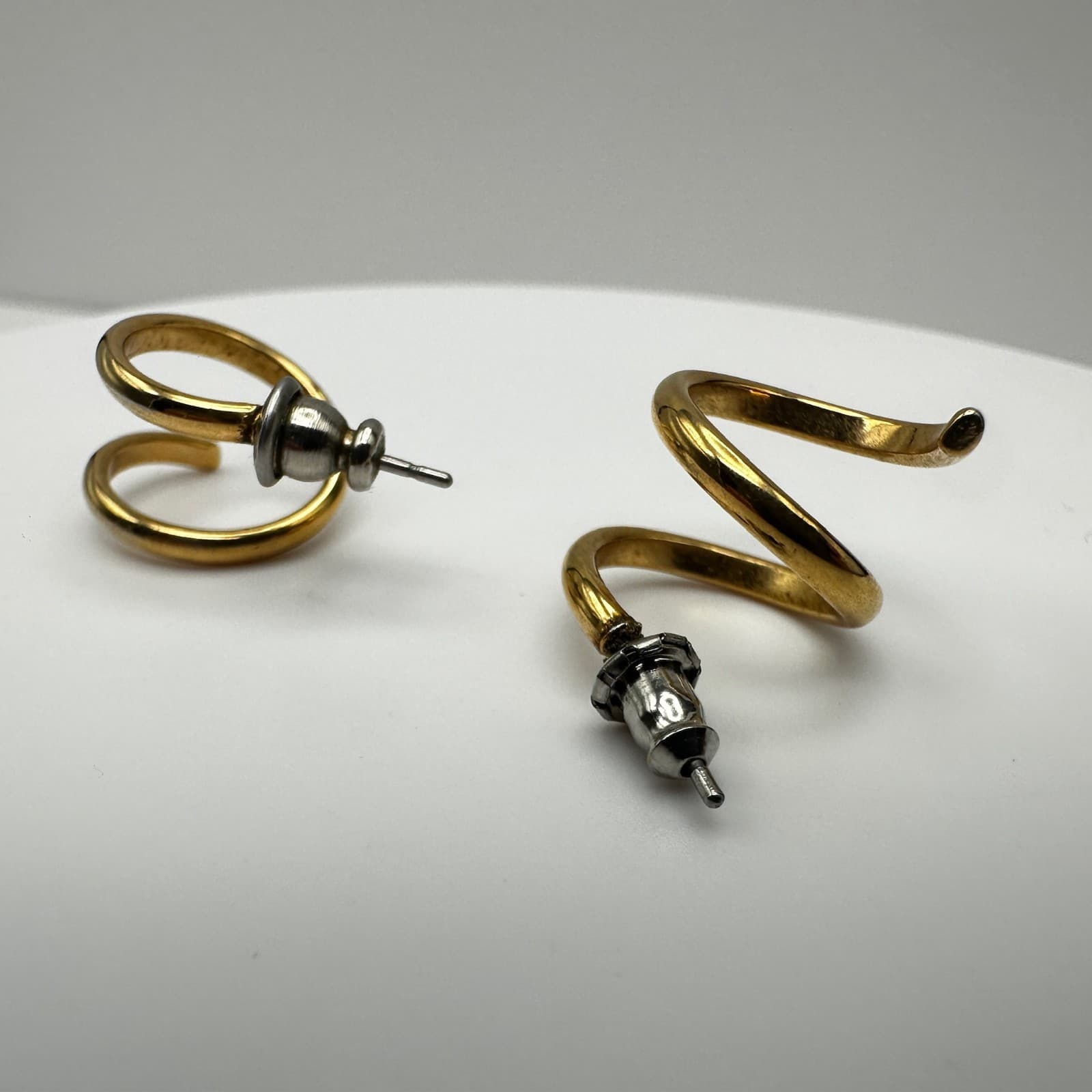 Vintage 90s Gold Tone Spiral Twirl Hoop Earrings Modernist Stud Women's Jewelry - Thumbnail 8