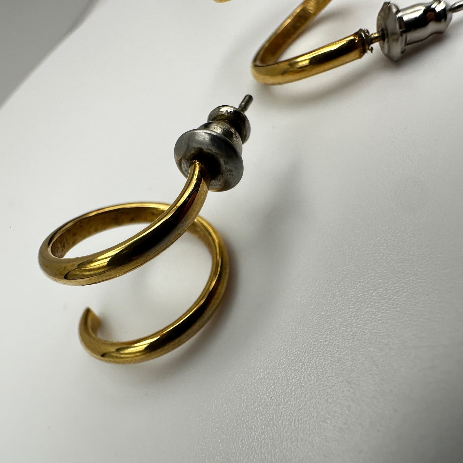 Vintage 90s Gold Tone Spiral Twirl Hoop Earrings Modernist Stud Women's Jewelry - Thumbnail 5