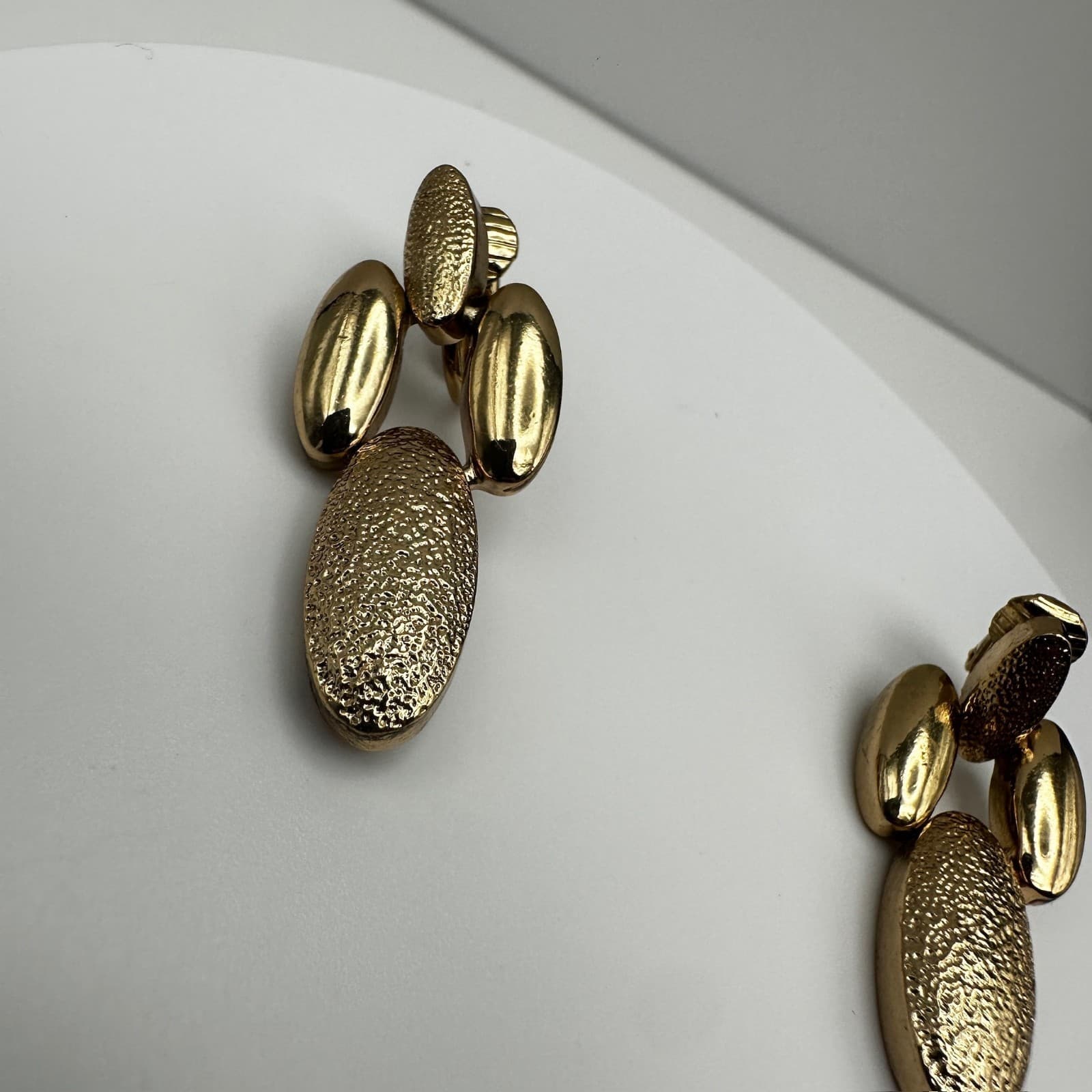 Vintage 80s 90s Gold Tone Textured Oval Drop Clip On Earrings Fashion Jewelry - Thumbnail 3