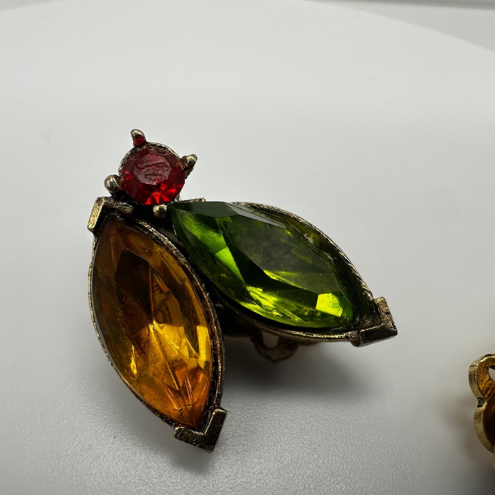 Vintage 80s Gold Tone Clip On Earrings Green Amber Red Rhinestone Leaf Jewelry - Thumbnail 4