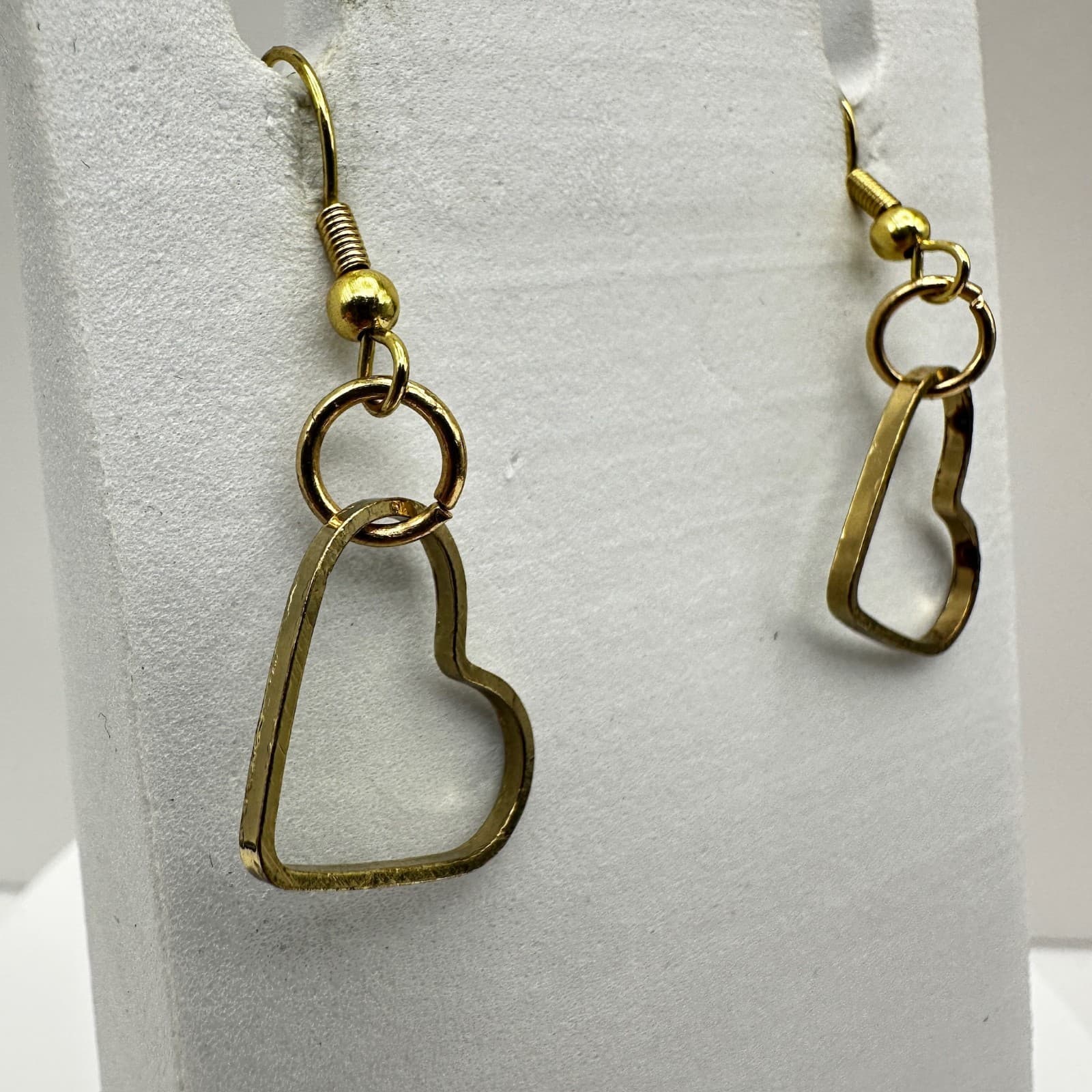 Vintage 90s Heart Dangle Earrings Gold tone Open Frame Minimalist Jewelry - Thumbnail 2