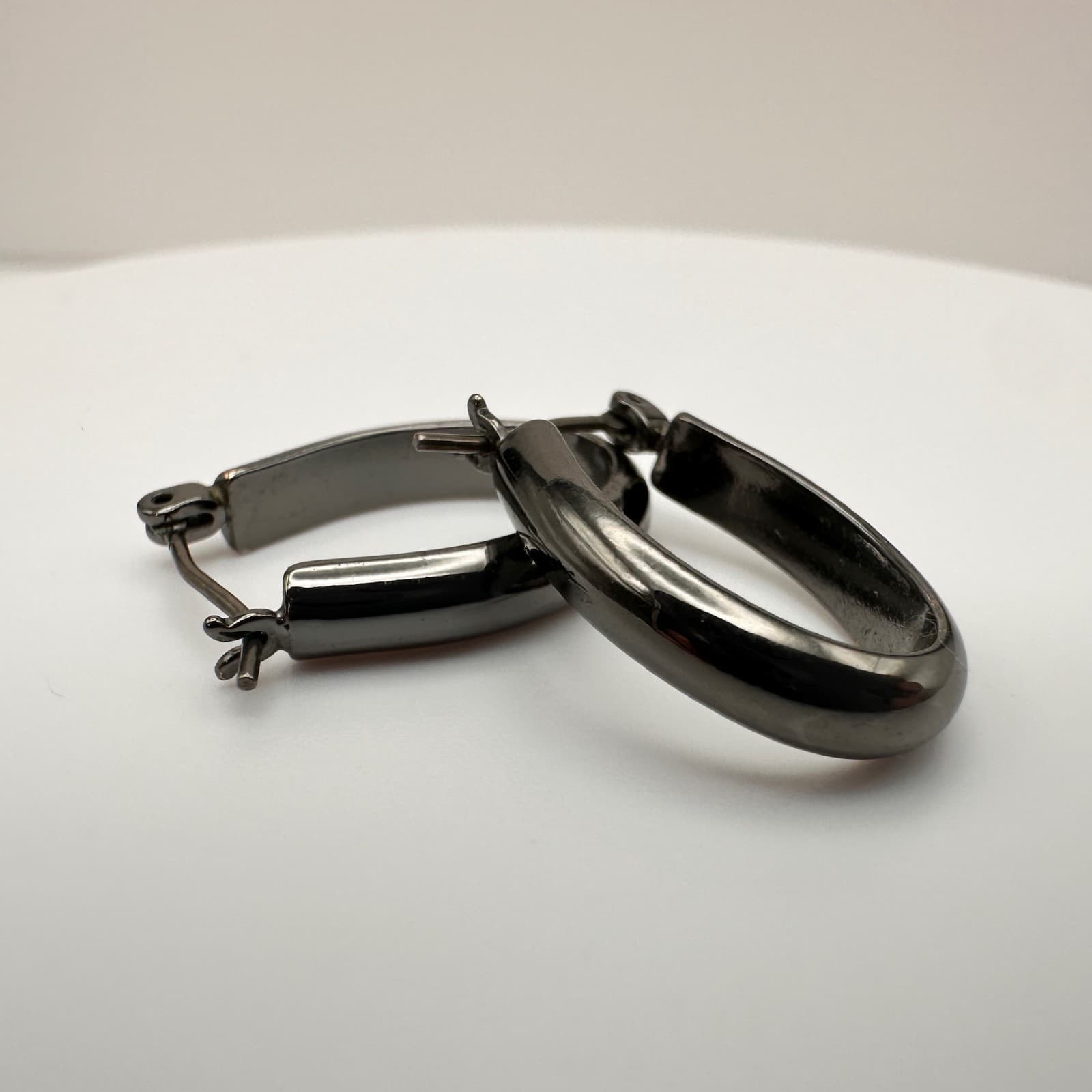 Vintage 90s Black Plated Stainless Steel Oval Chunky Hinged Hoop Earring Jewelry - Image 1