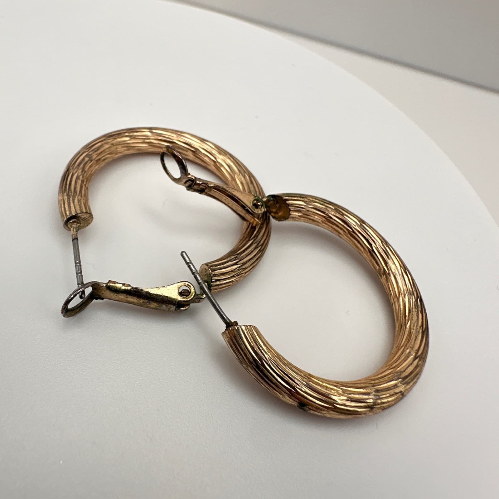 Vintage 90s Gold-Tone Ribbed Oval Chunky Hoop Textured Post-Back Earring Jewelry - Image 1