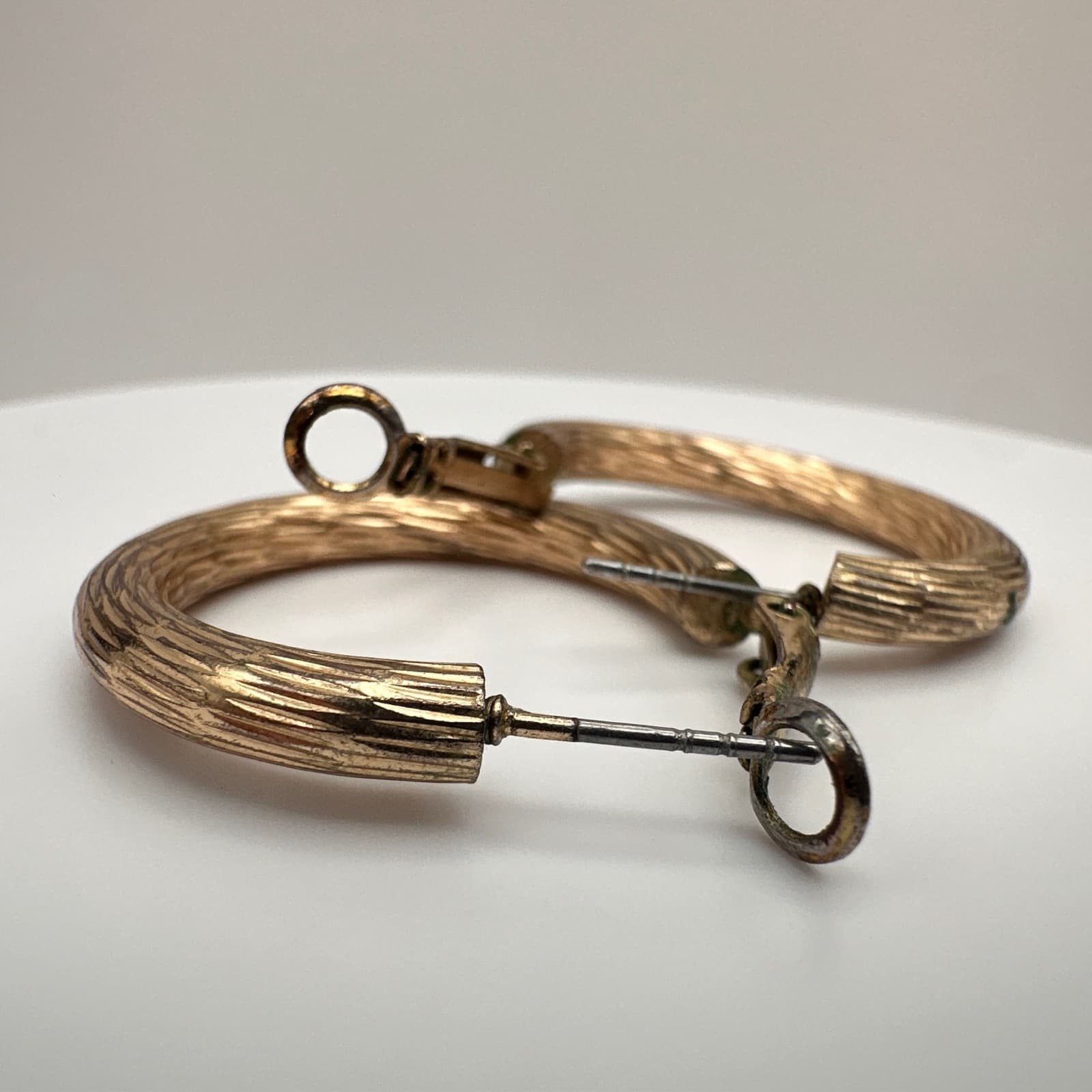 Vintage 90s Gold-Tone Ribbed Oval Chunky Hoop Textured Post-Back Earring Jewelry - Thumbnail 5