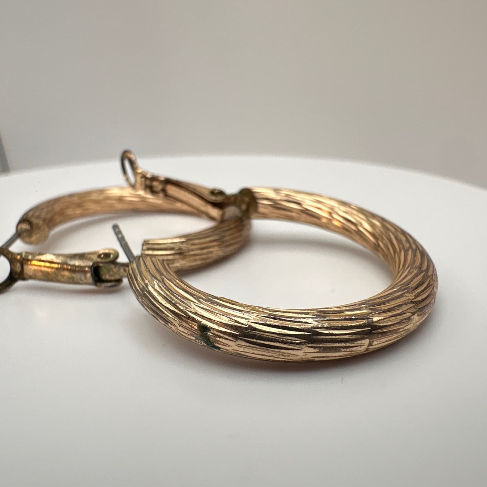 Vintage 90s Gold-Tone Ribbed Oval Chunky Hoop Textured Post-Back Earring Jewelry - Thumbnail 3