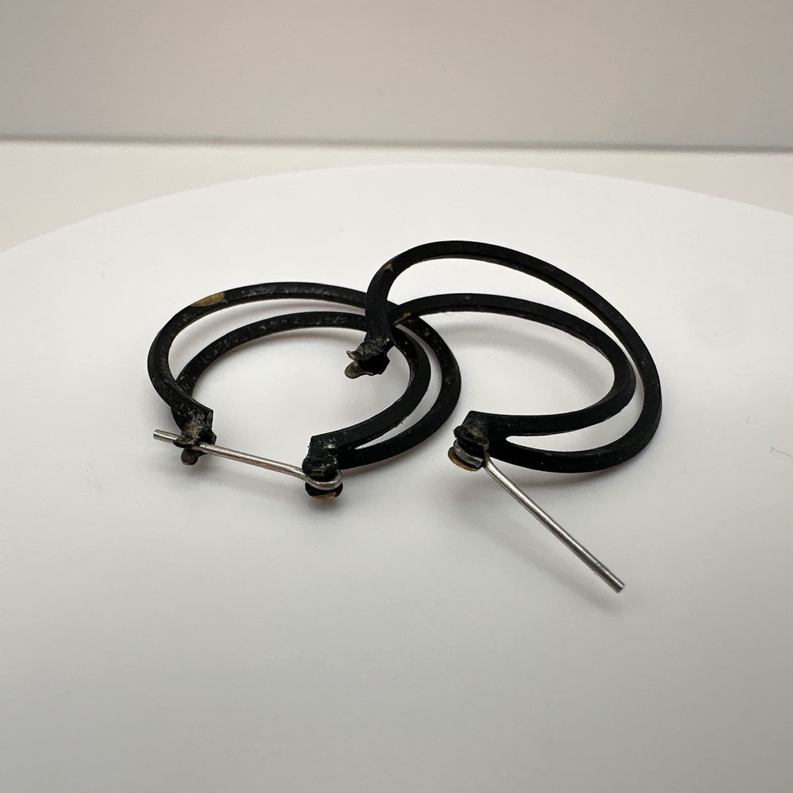 Vintage 90s Black Abstract Intertwined Dangle Hoop Earrings Post Back Jewelry - Thumbnail 2