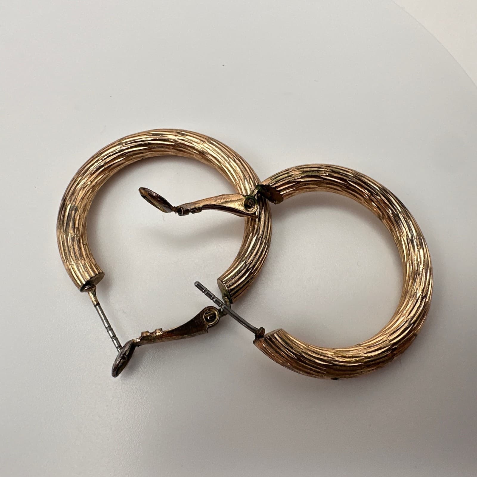 Vintage 90s Gold-Tone Ribbed Oval Chunky Hoop Textured Post-Back Earring Jewelry - Thumbnail 4