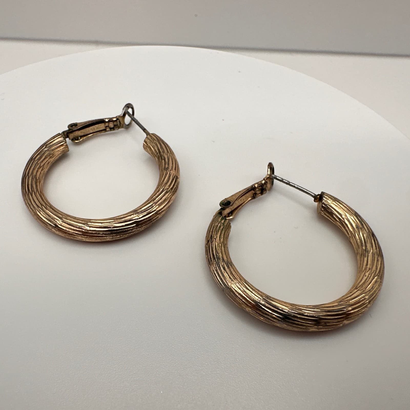 Vintage 90s Gold-Tone Ribbed Oval Chunky Hoop Textured Post-Back Earring Jewelry - Thumbnail 7