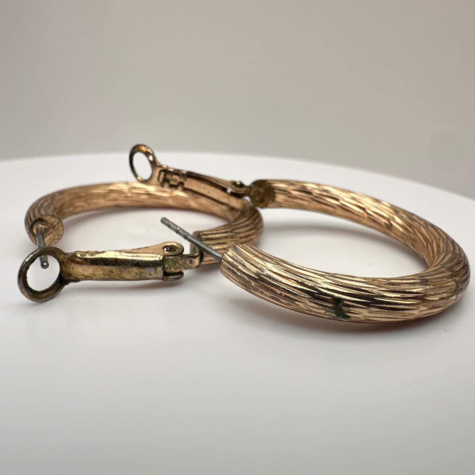 Vintage 90s Gold-Tone Ribbed Oval Chunky Hoop Textured Post-Back Earring Jewelry - Thumbnail 2