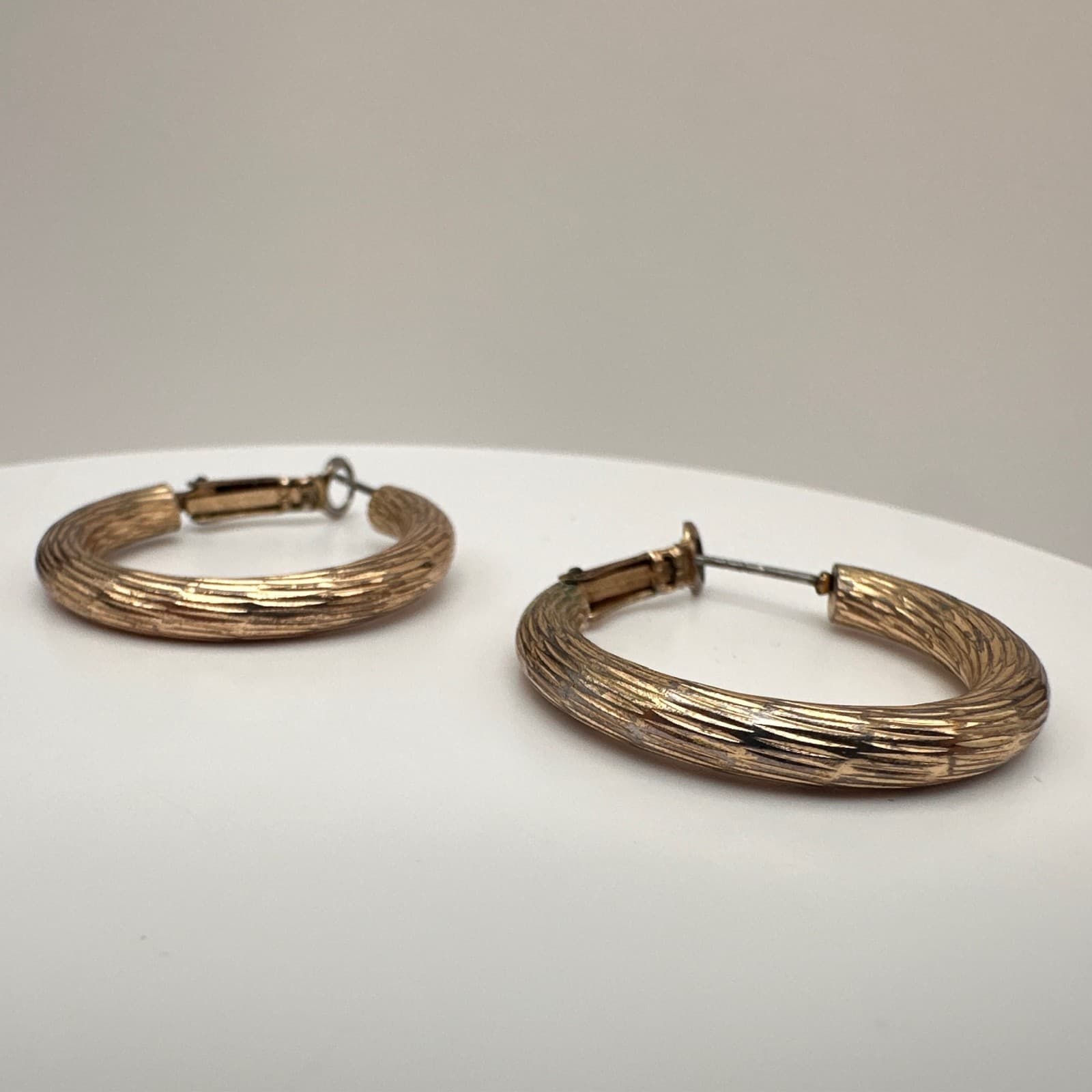 Vintage 90s Gold-Tone Ribbed Oval Chunky Hoop Textured Post-Back Earring Jewelry - Thumbnail 6