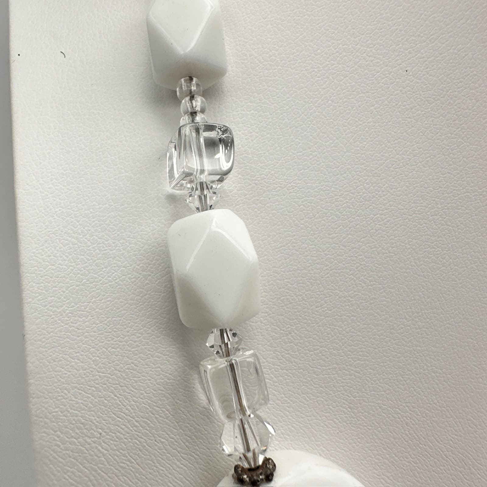 Vintage 90s White Oval Bead & Clear Statement Necklace Dangle Jewelry - Thumbnail 4